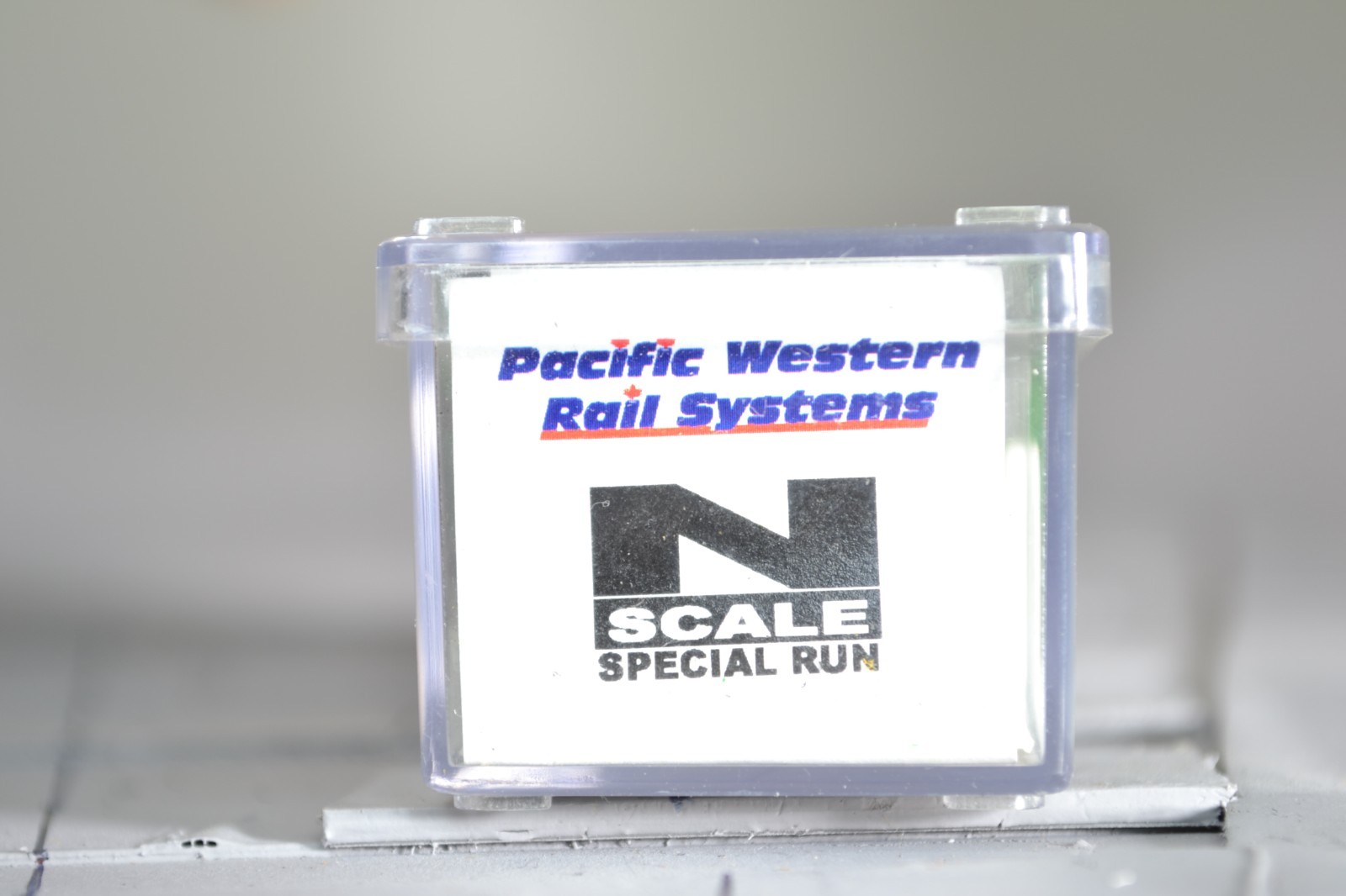 48076 N Scale PACIFIC WESTERN RAIL COVERED HOPPER BN BURLINGTON NORTHERN