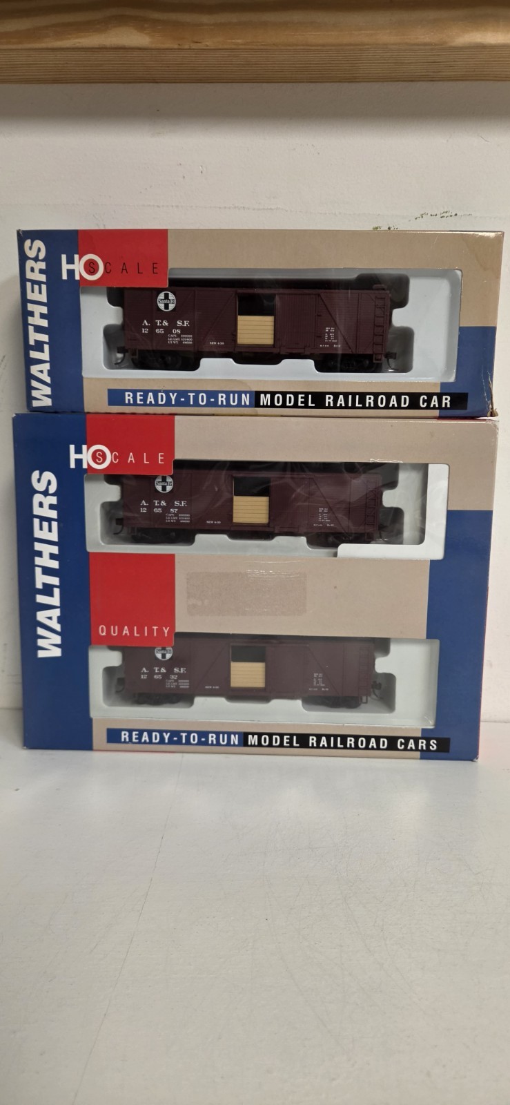 Walthers HO RTR 932-2121, 22121 40′ Wood Box Car W/Grain Door Santa Fe 3 Car Set