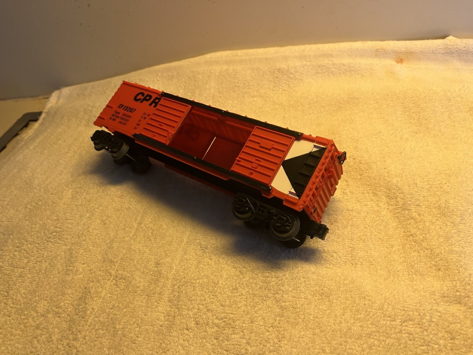 LOOK NEW PRICE ! Lionel C P Rail Double Door Boxcar # 19207