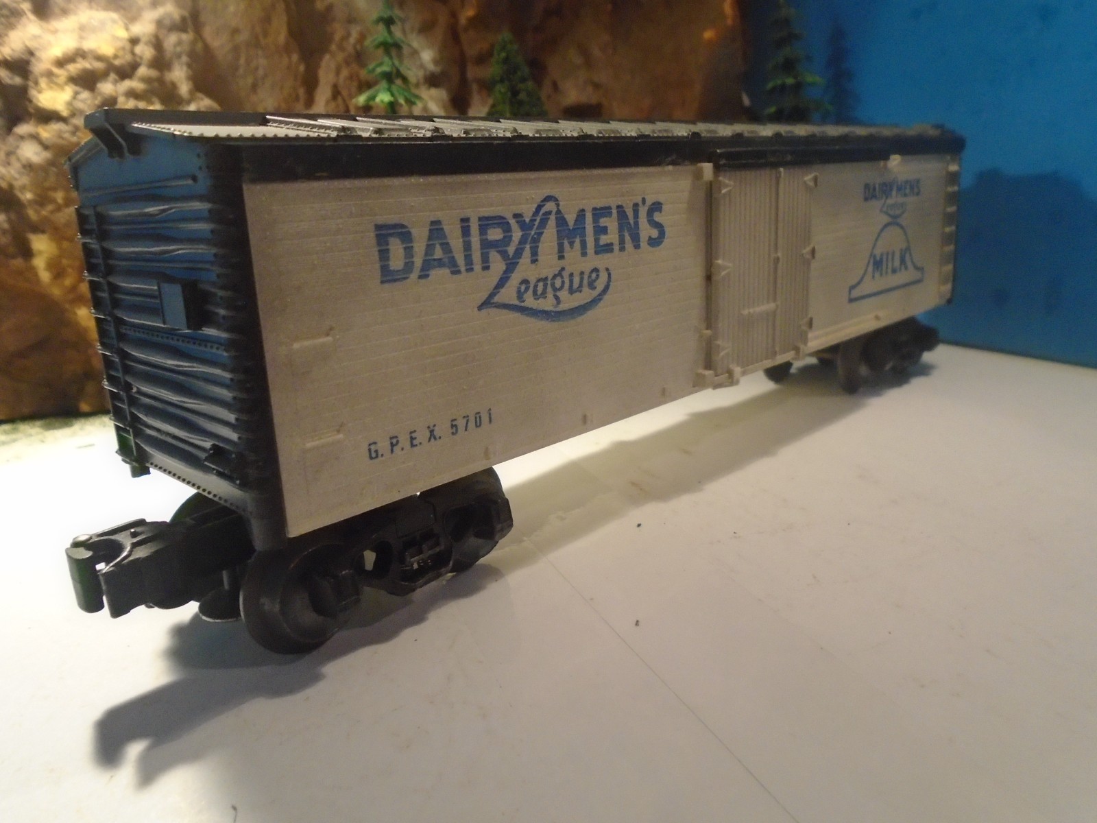 LIONEL O & 027 GAUGE DAIRYMENS LEAGUE MILK SLIDING DOOR REEFER GPEX 5701 5-77-5