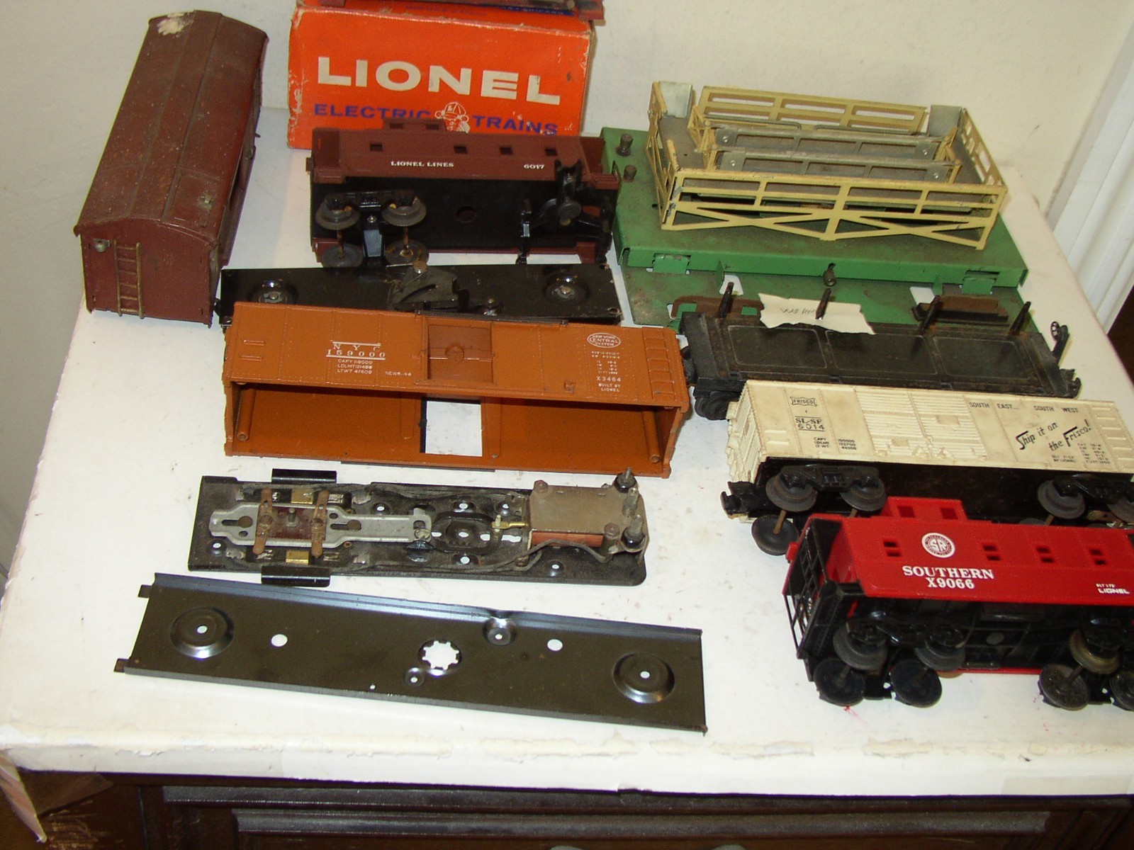 Lionel lot Vintage Freight car 3656 StockYard 6014 Frisco 6017 X9066 3451 dump