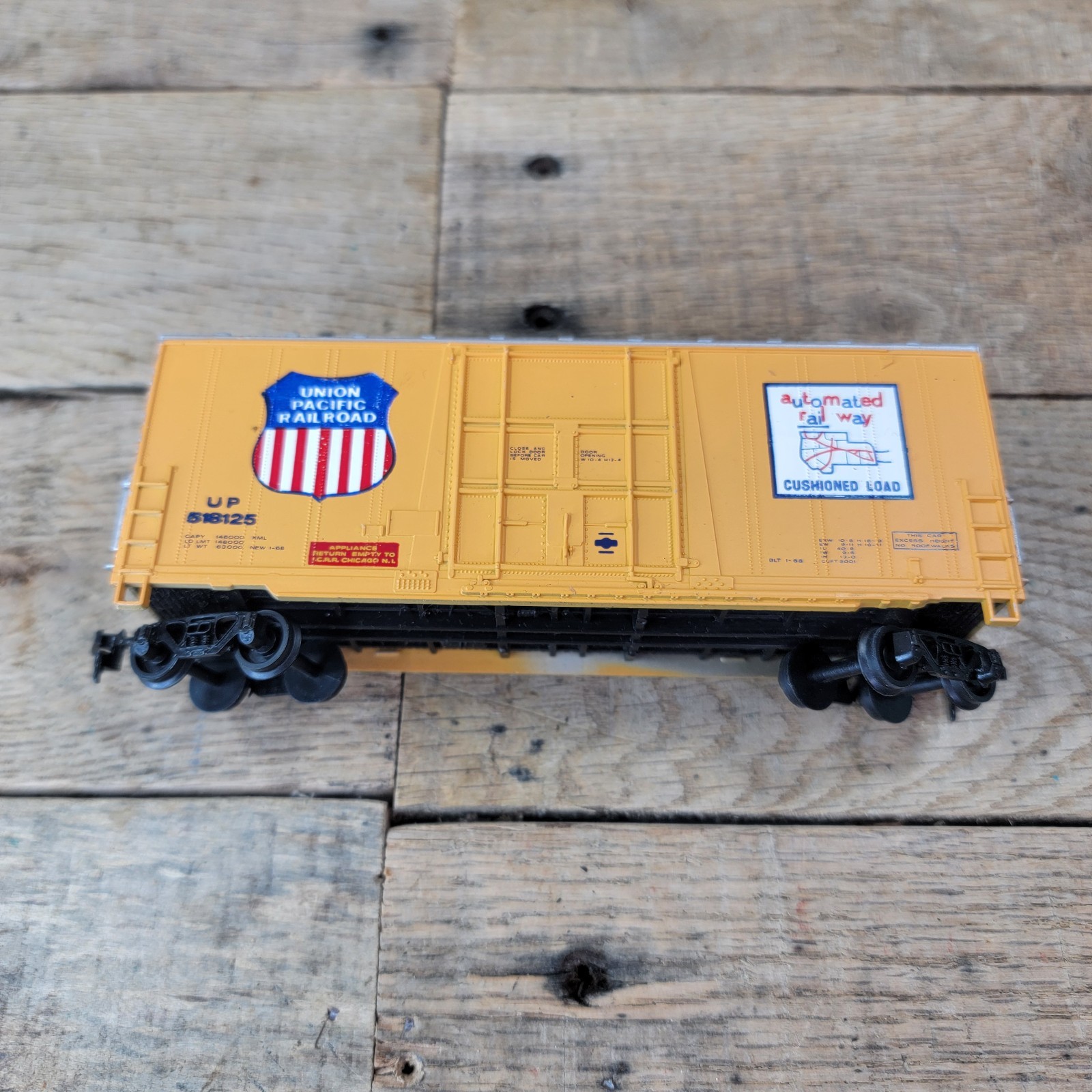 Union Pacific Automated Railway 50′ Box Car Model Railroad Train Cushioned Load