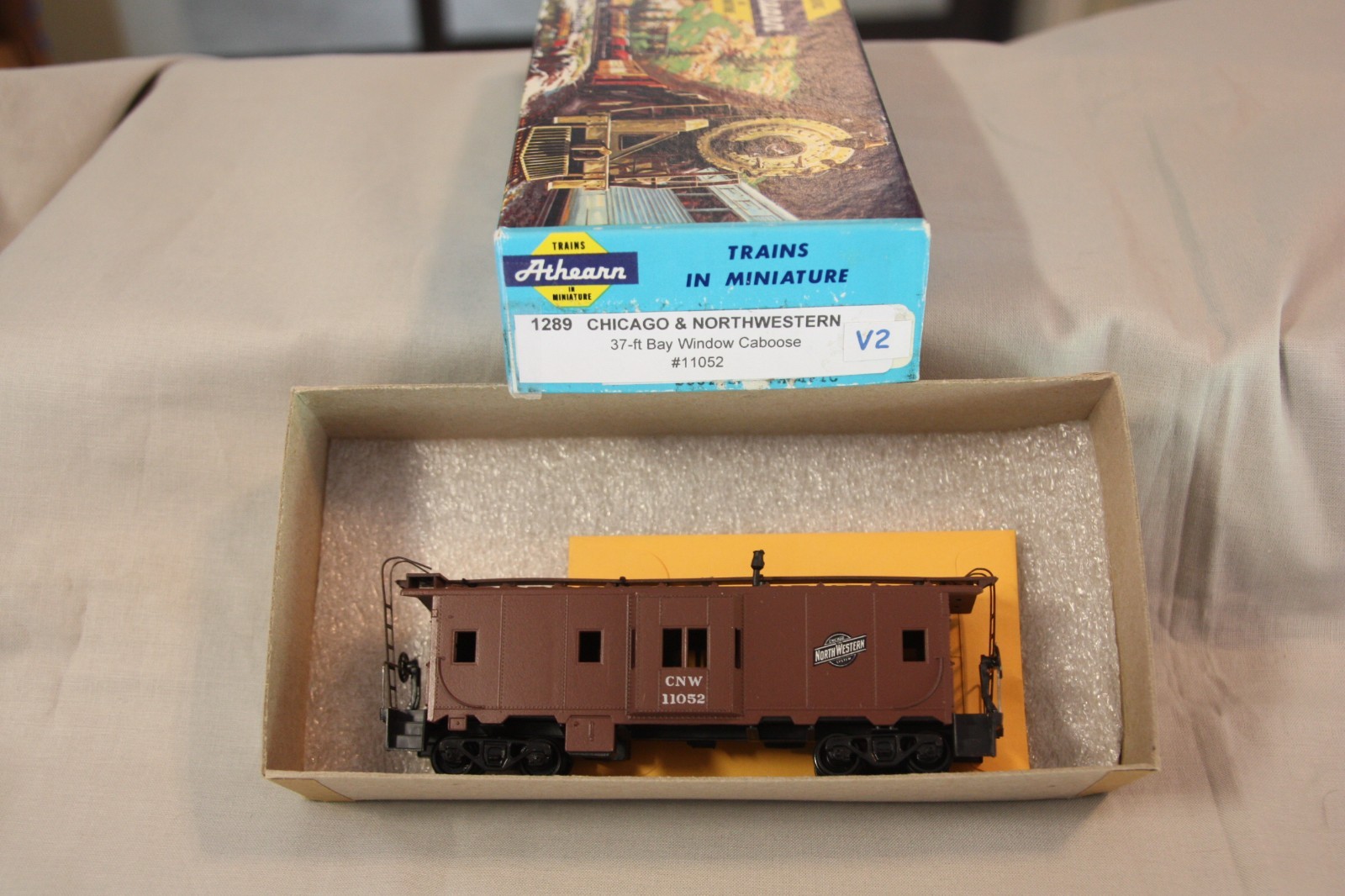 ATHEARN 1289 — 37’ BAY WINDOW CABOOSE, CNW