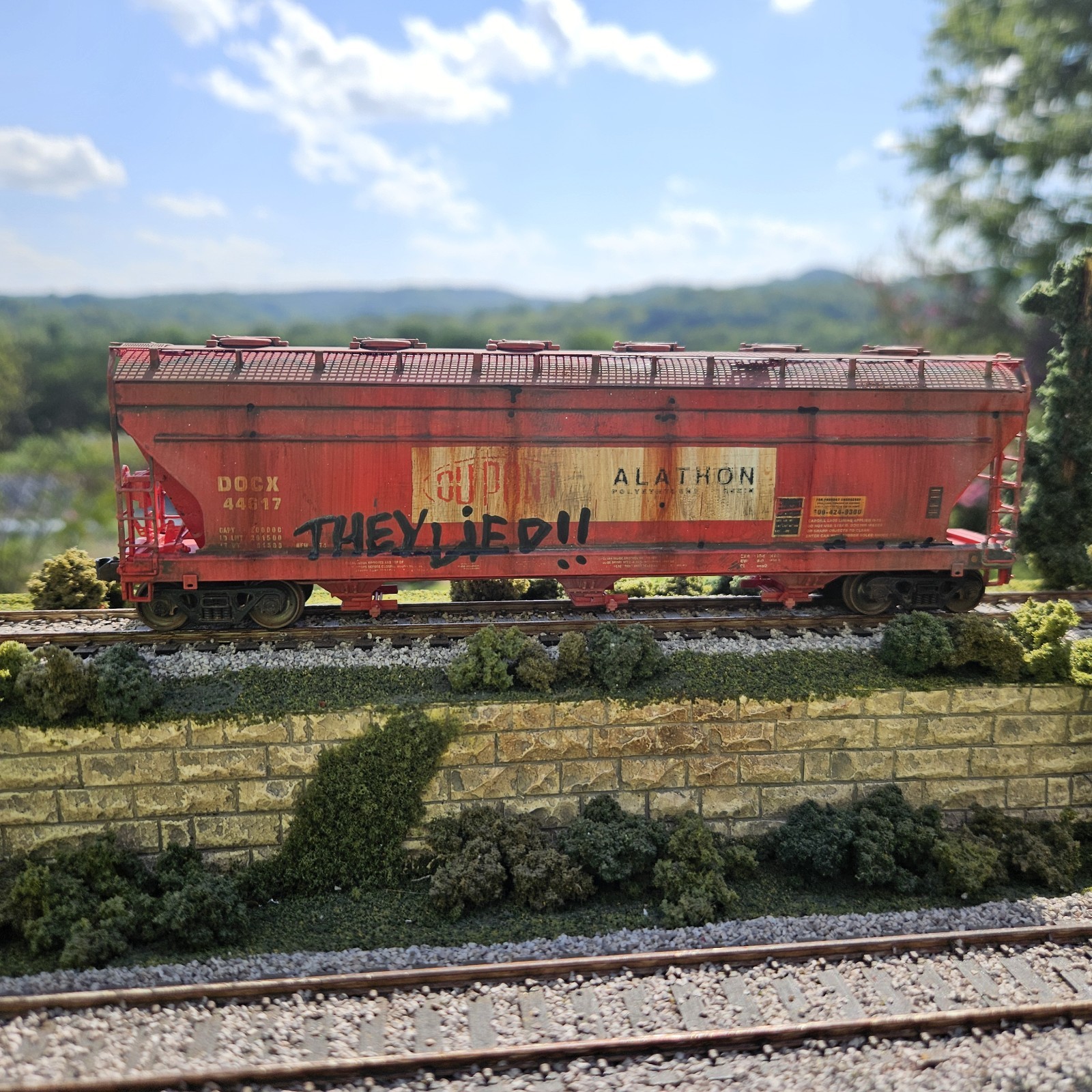 Intermountain HO Scale Limited Edition Special Run Dupont Covered Hopper