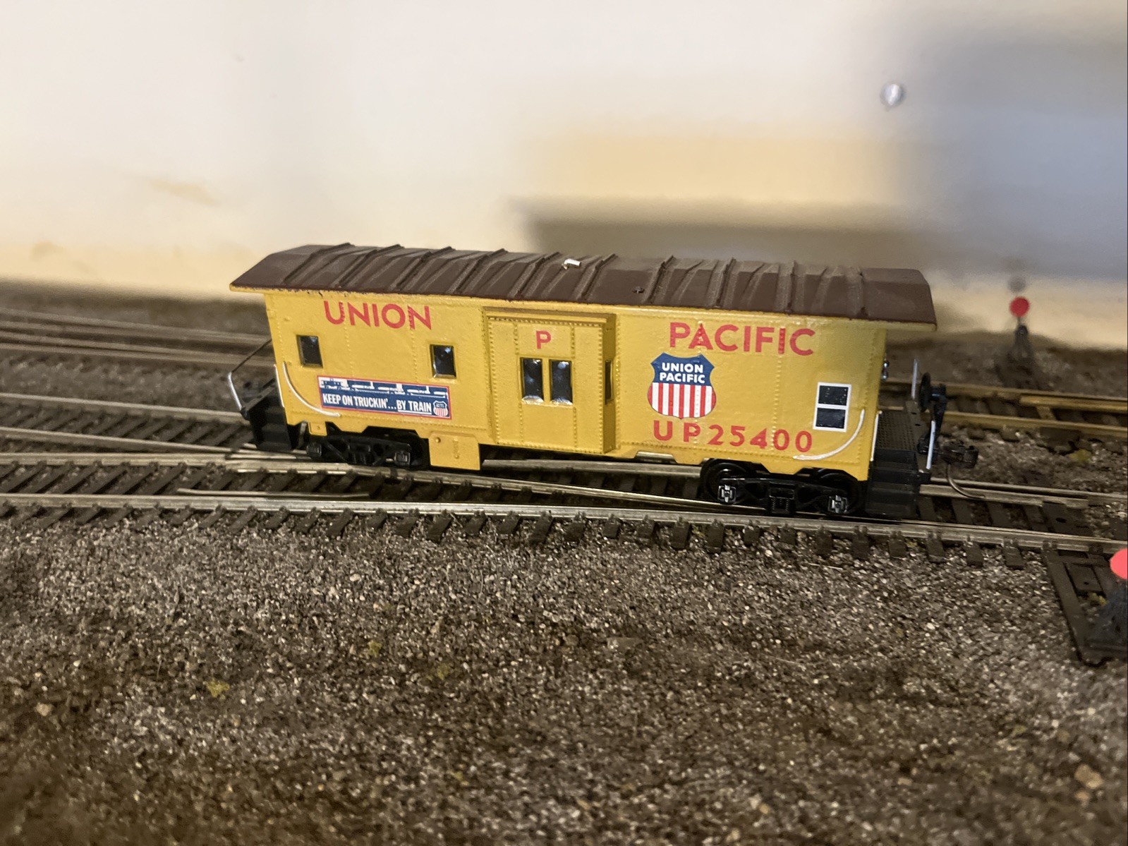 HO Scale Athearn UP Bay Window Caboose UP 25400 customized (read)
