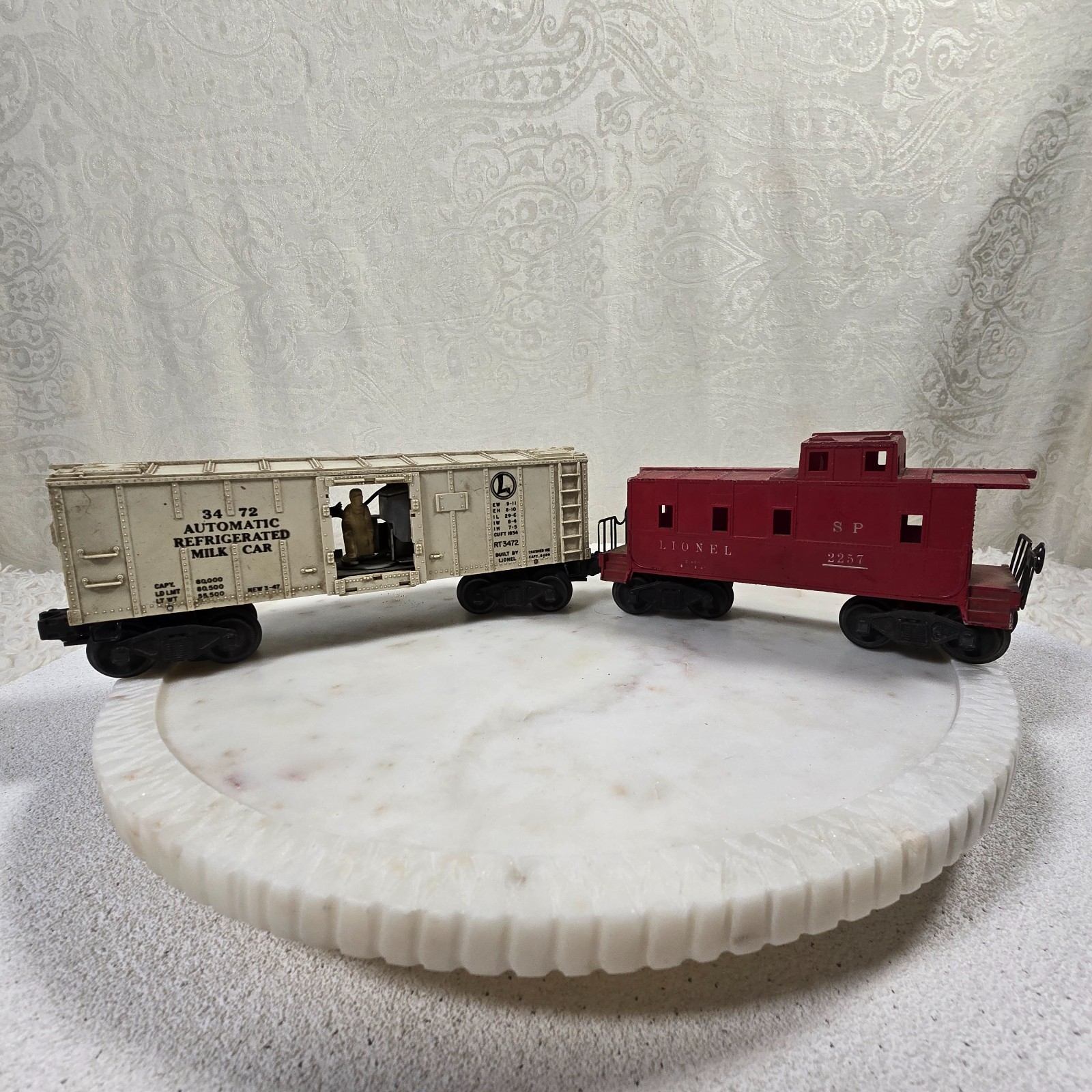 LIONEL AUTOMATIC REFRIGERATED MILK CAR (#3472 ) & RED VINTAGE CABOOSE (#2257)
