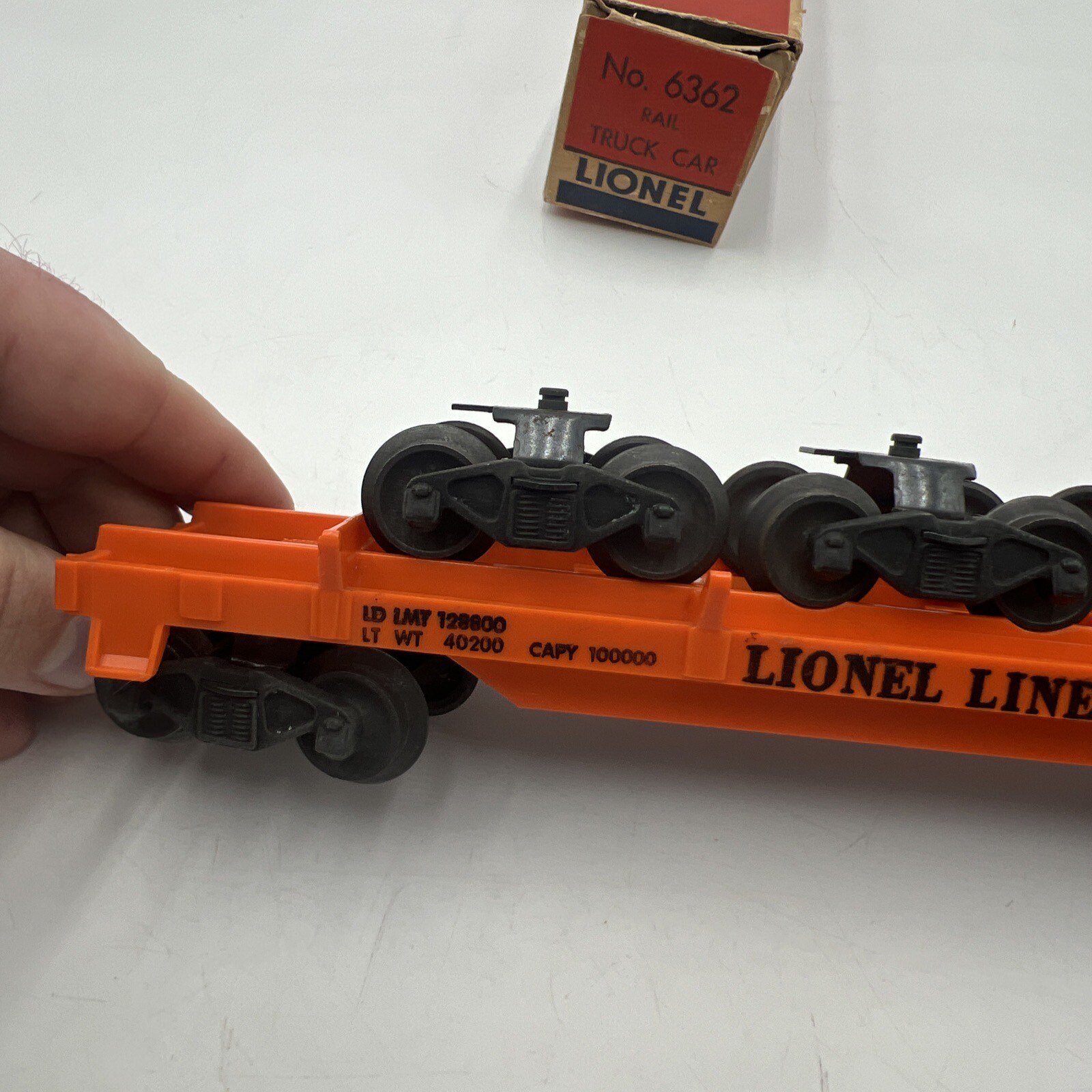 LIONEL POSTWAR O GAUGE 6362 ORANGE RAIL TRUCK CAR WITH 3 TRUCKS #636255 + BOX