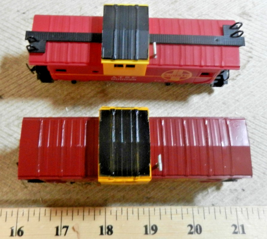2 Bachmann HO Wide Vision Santa Fe Cabooses in OBs: 2 distinct variations! (C)