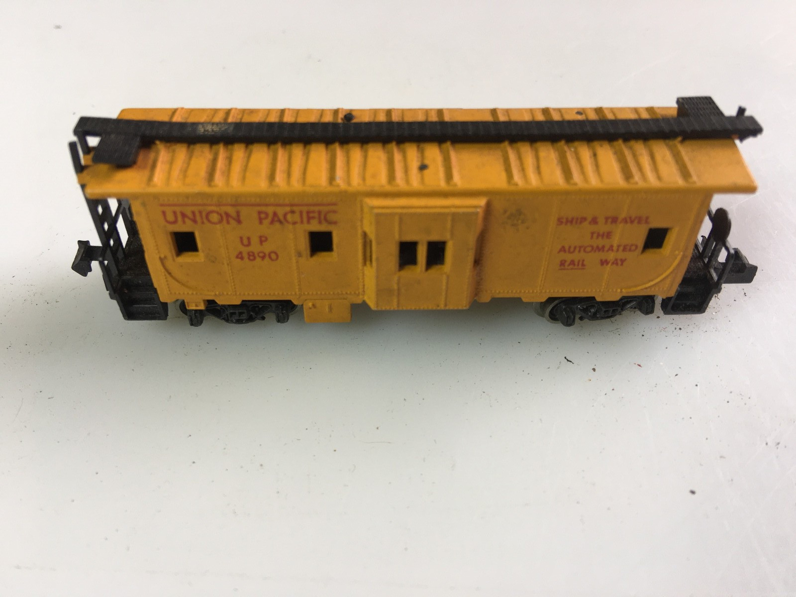 Union Pacific Bay Window Caboose UP 4890 N Scale Trains