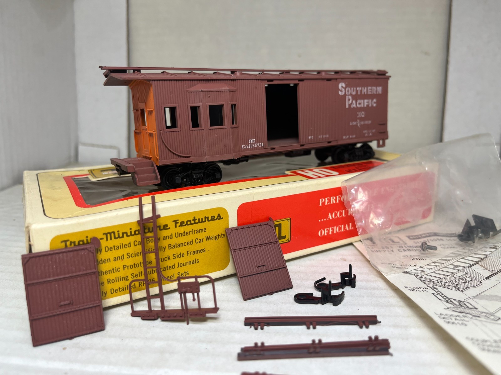 HO SCALE SOUTHERN PACIFIC 42′ BAY WINDOW DROVERS’ CABOOSE TRAIN MINIATURE ORIG