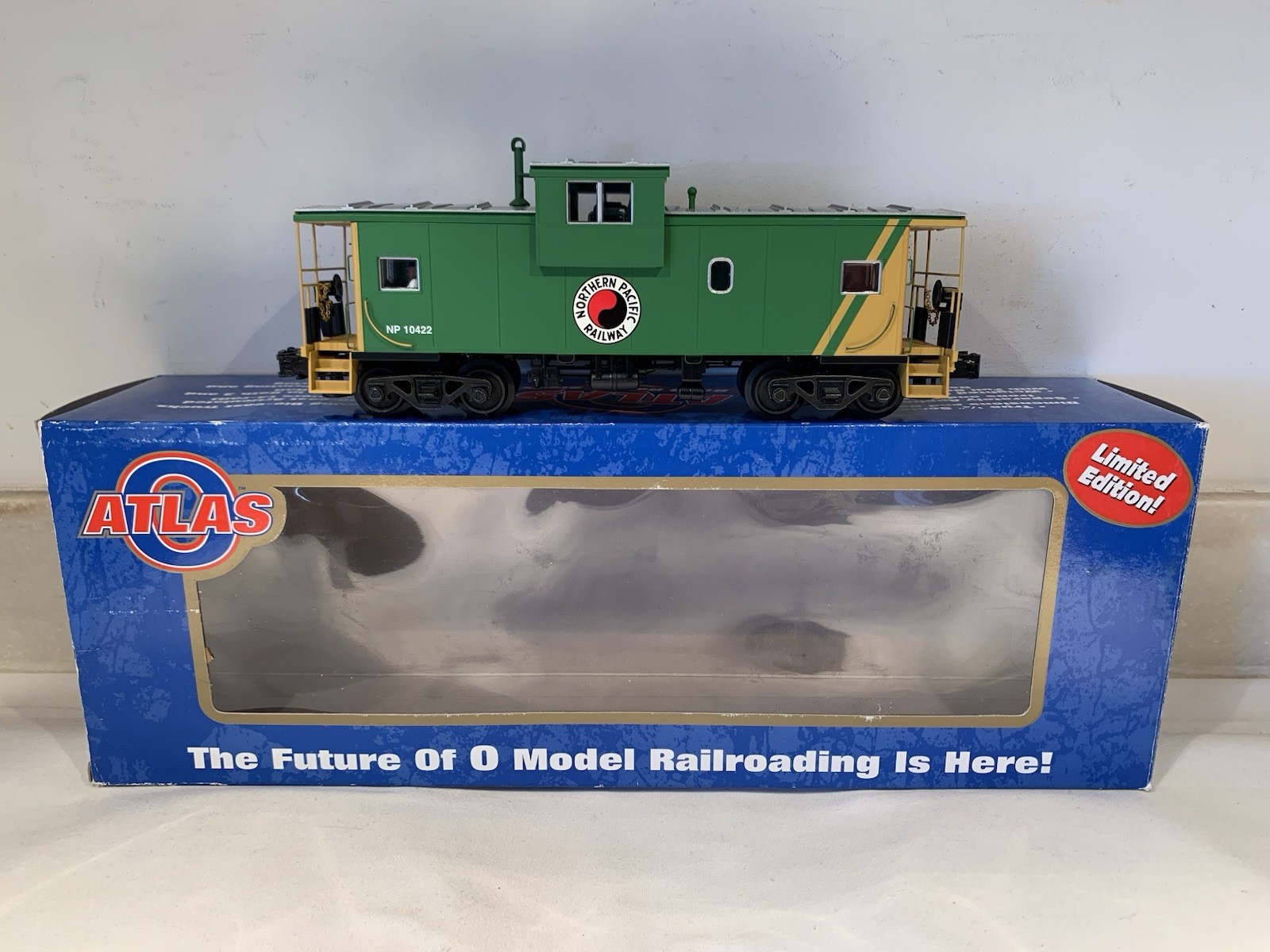 ATLAS O 3-RAIL NORTHERN PACIFIC EXTENDED VISION CABOOSE #6612! O SCALE NP