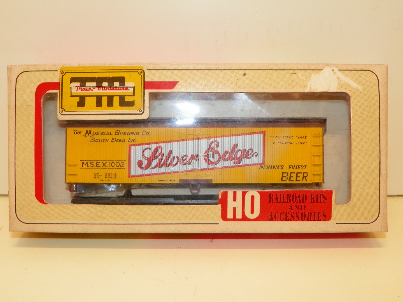 Train Miniatures(TM) HO silver edge Beer 40′ reefer