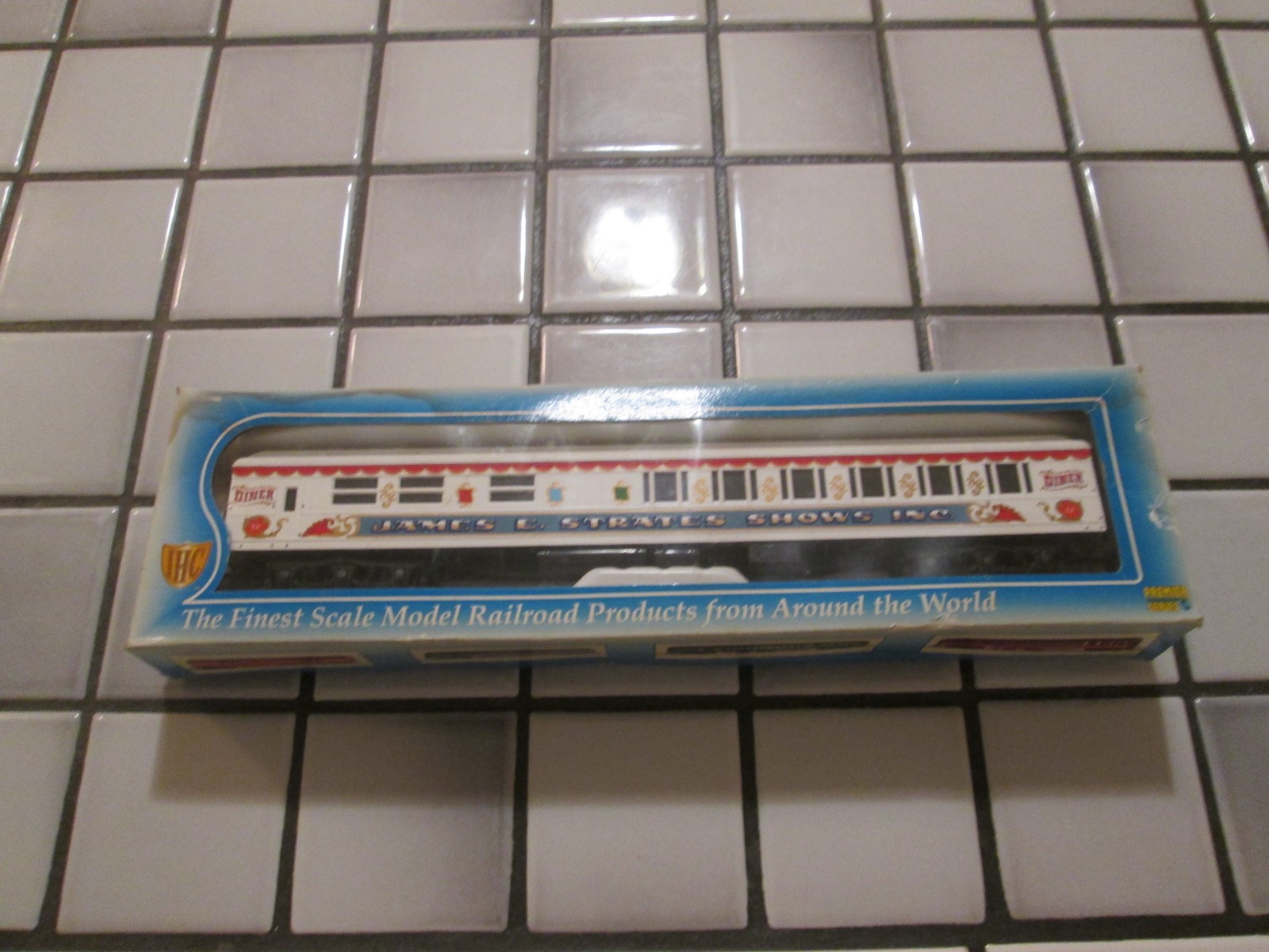IHC JAMES E STRATES SHOWS PASSENGER CAR HO SCALE