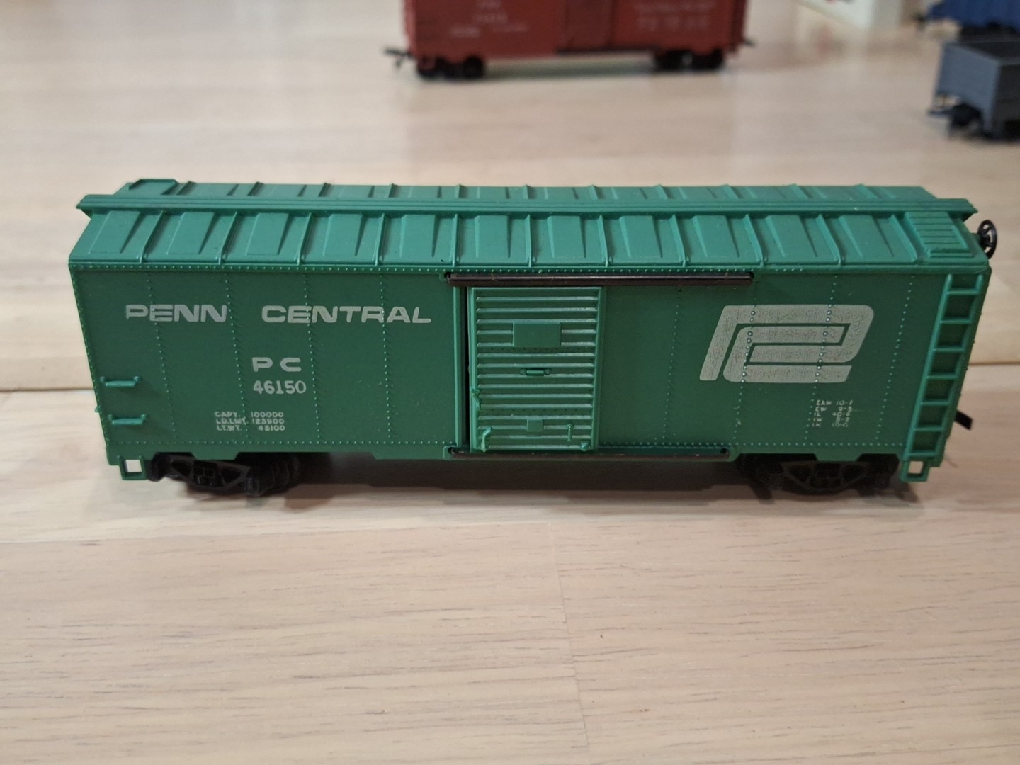 Lot of 5 HO Freight Cars – Mantua + Hong Kong – Boxcars/Gondolas – Working Doors