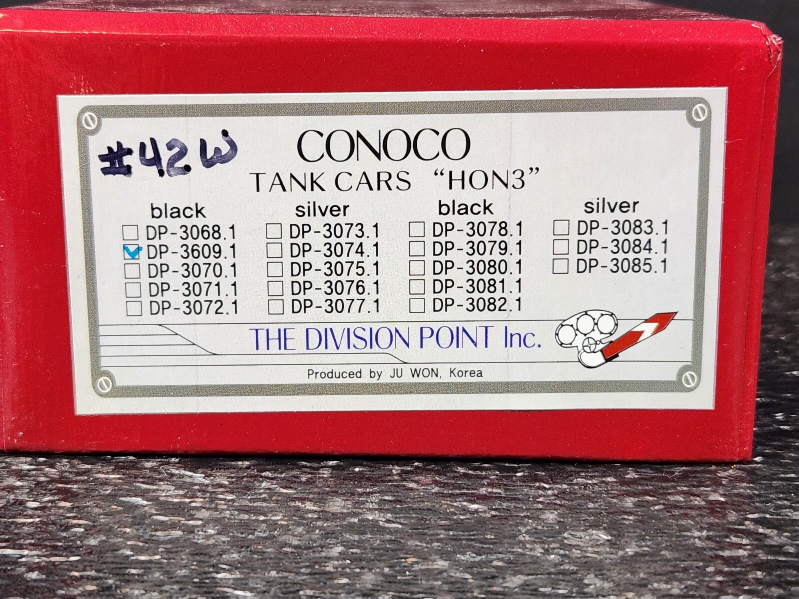 HOn3 BRASS DIVISION POINT DP-3609.1 – FACTORY PAINTED BLK “CONOCO” TANK CAR #42