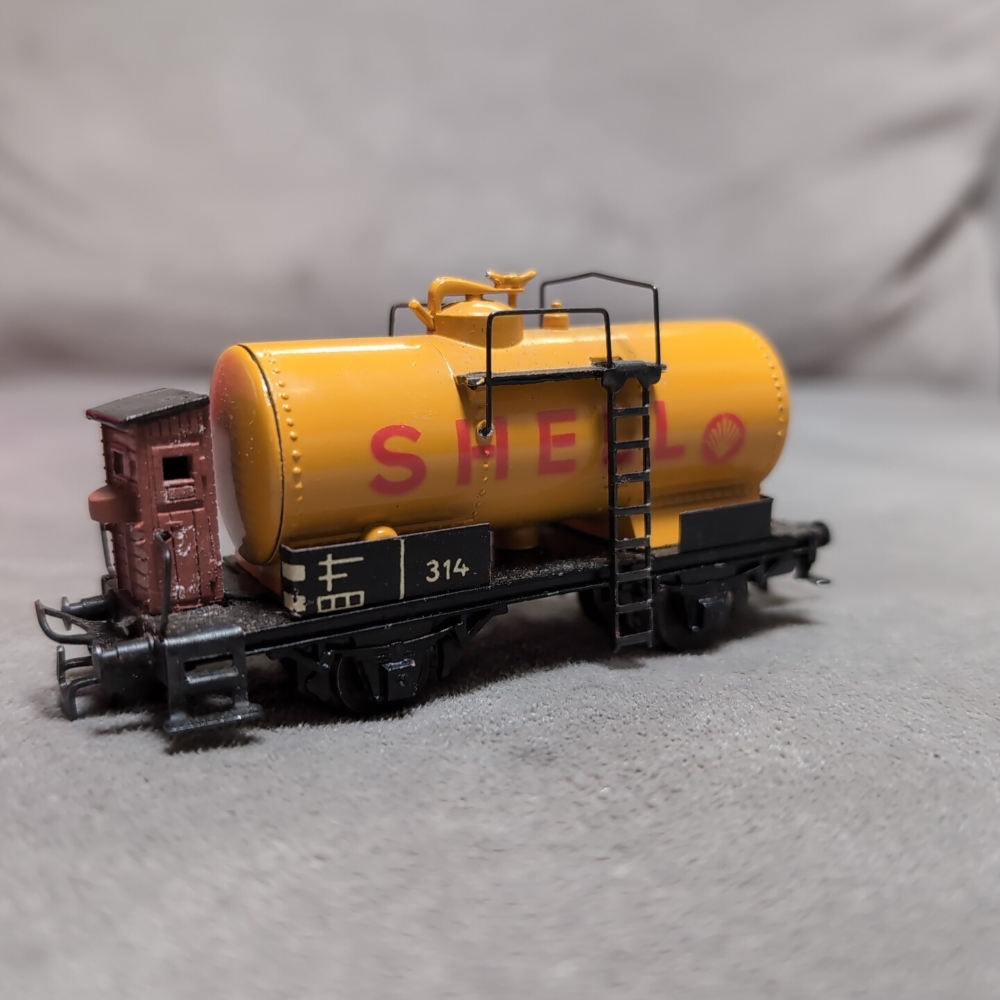 Vintage Marklin HO scale #314 Shell Tank Car , Die-cast 1950’s