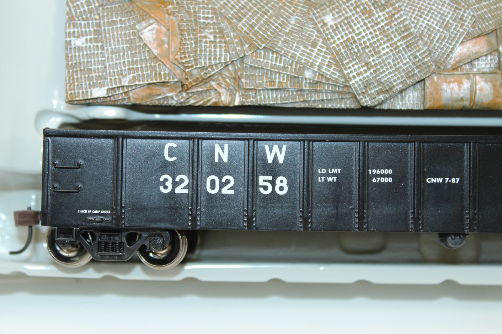 Athearn HO Scale C&NW Chicago North Western 52′ Mill Gondola w/ Scrap Load NOS