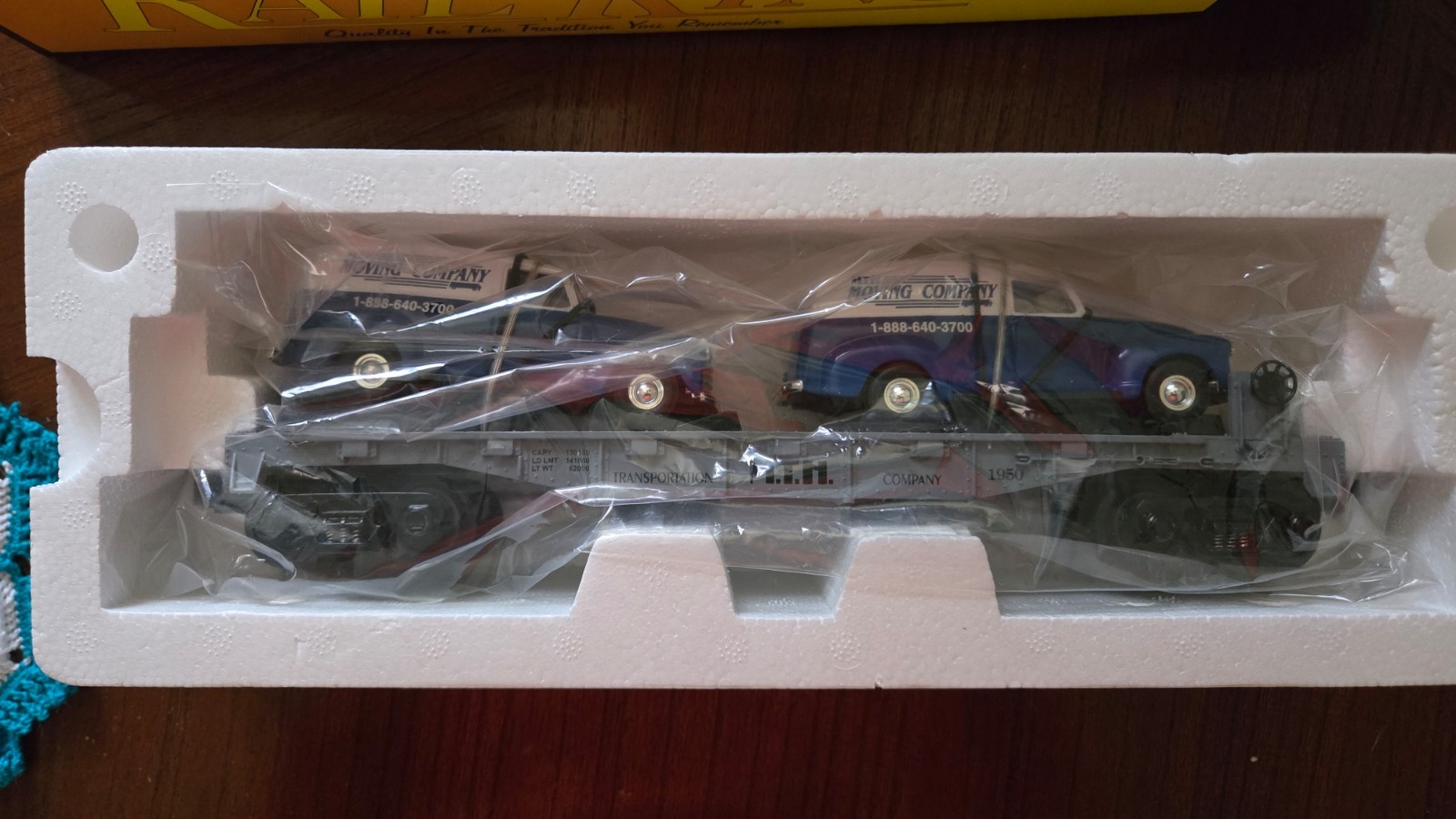 MTH RAILKING AUTO TRANSPORT FLATCAR W/ ERTL ’50 PANEL TRUCKS 30-7647