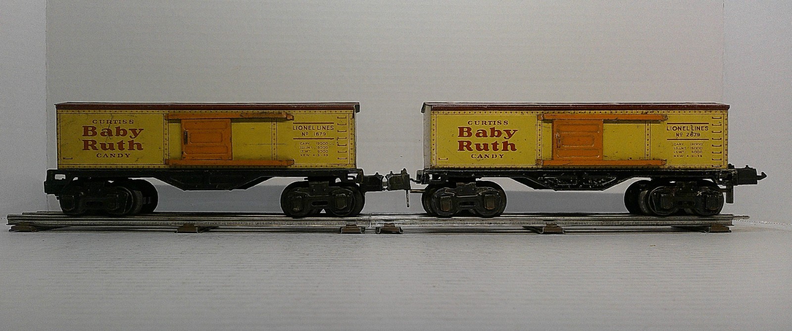 O-Gauge Lionel 2 Vintage #2679 Baby Ruth Boxcars w/working door 1938-42 Lot #539