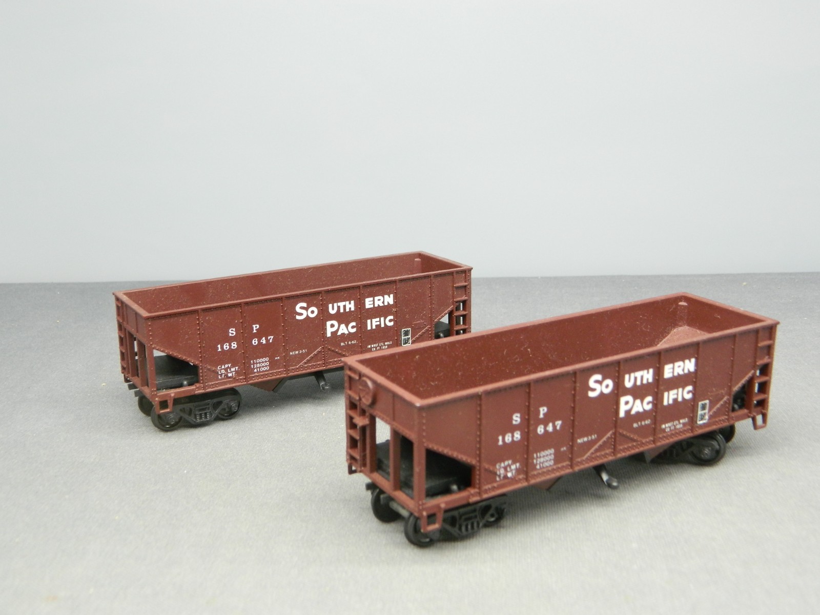 HO 1/87 BUILT One Pair 2-Bay Hoppers SOUTHERN PACIFIC SP Missing Couplers