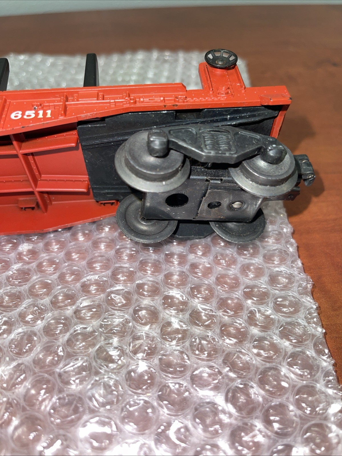 LIONEL TRAINS PWC 6511 FLAT CAR W/PIPES – 0/027- Needs A Truck