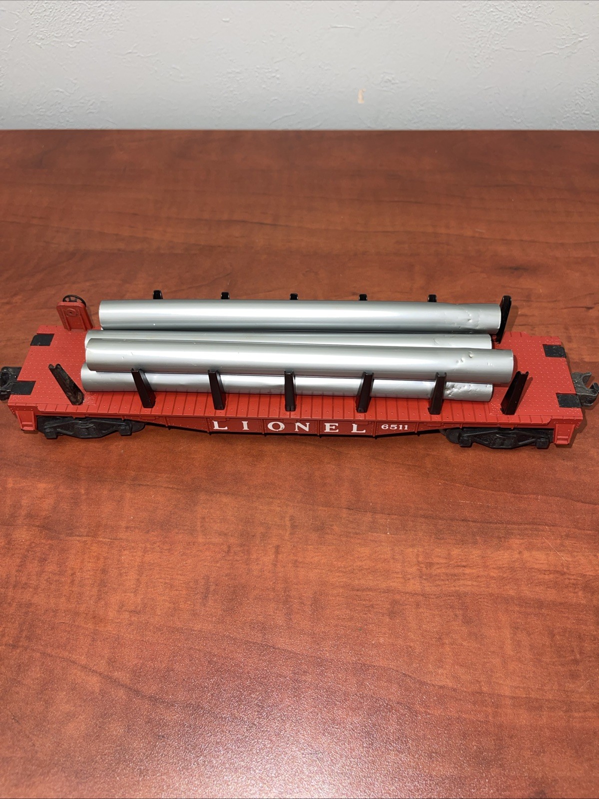 LIONEL TRAINS PWC 6511 FLAT CAR W/PIPES – 0/027- Needs A Truck