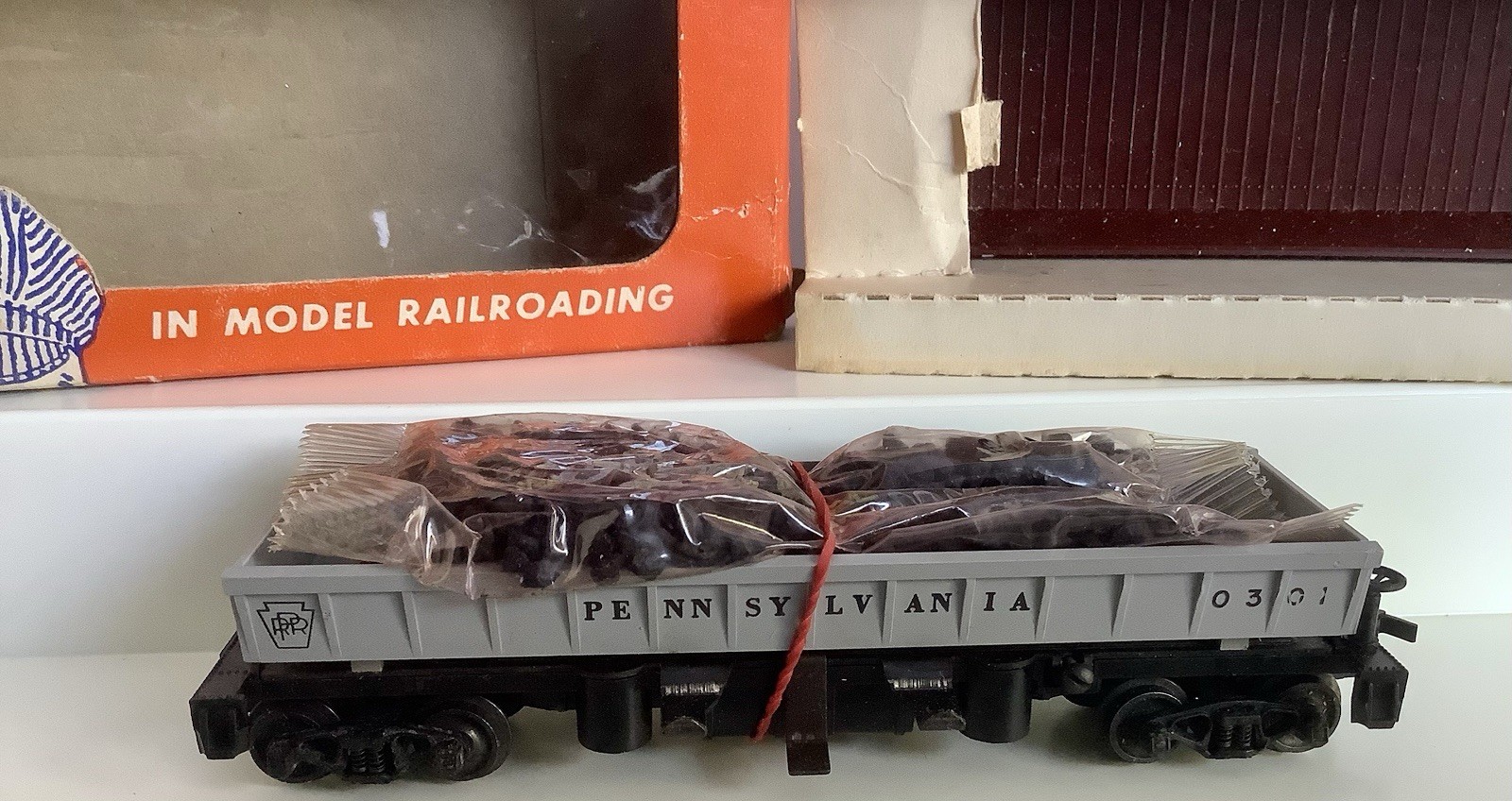 Lionel HO Scale #0301 Operating Coal Dump In Box w/Receiving Bin 301-16