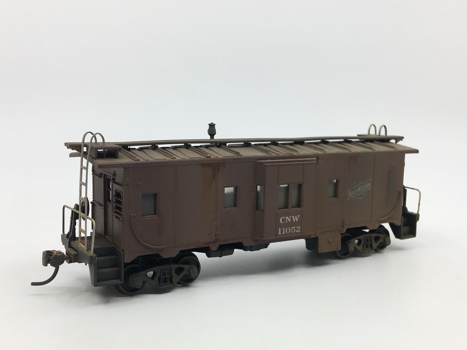 HO Athearn Chicago & North Western Bay Window Caboose CNW #11052 WEATHERED