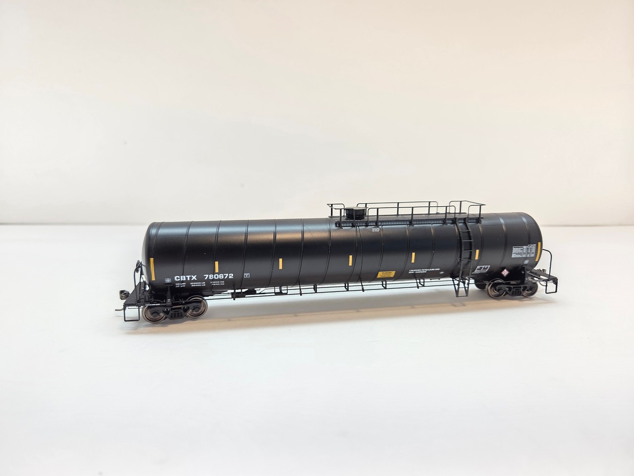 Roka ~ HO Scale ~ 33,700 Gal ARI LPG Spiral Tank Car ~ CBTX ~ ROK781138