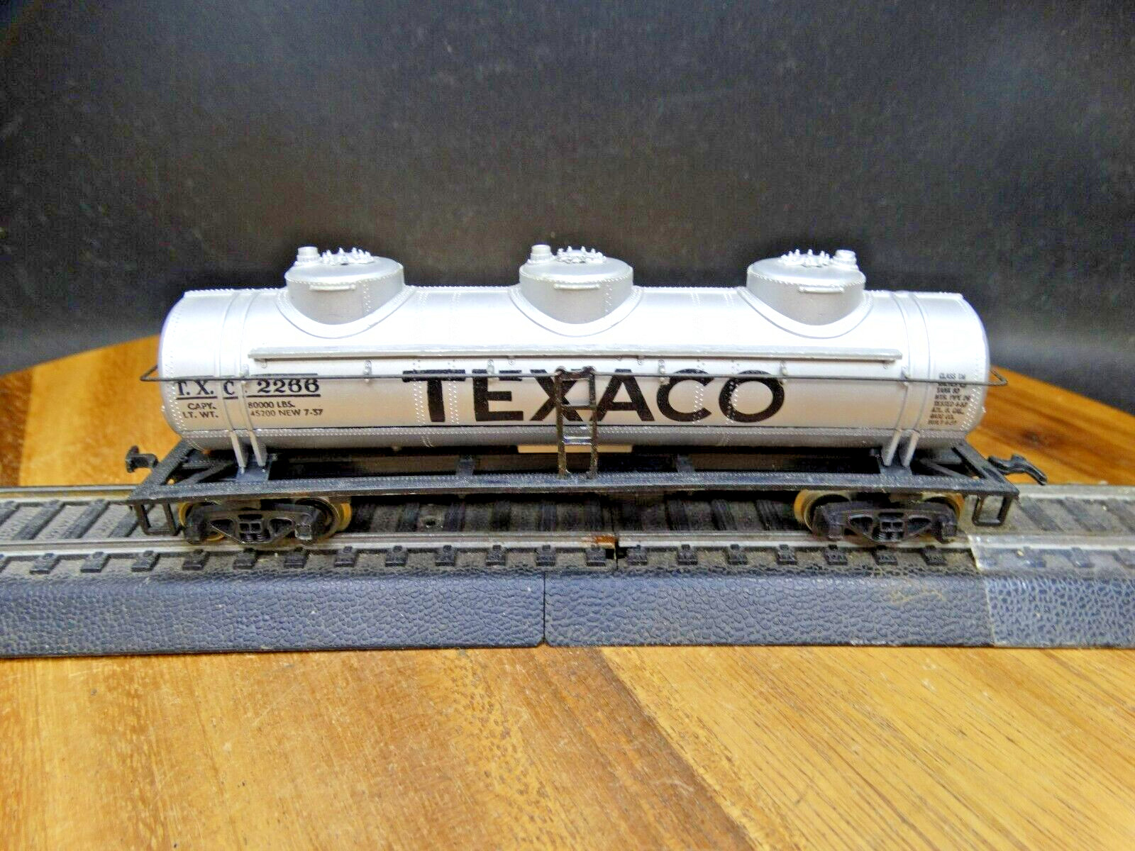 AHM HO Scale 41′ Texaco Tri-Dome Hobby Model Railroad Train Tank Car