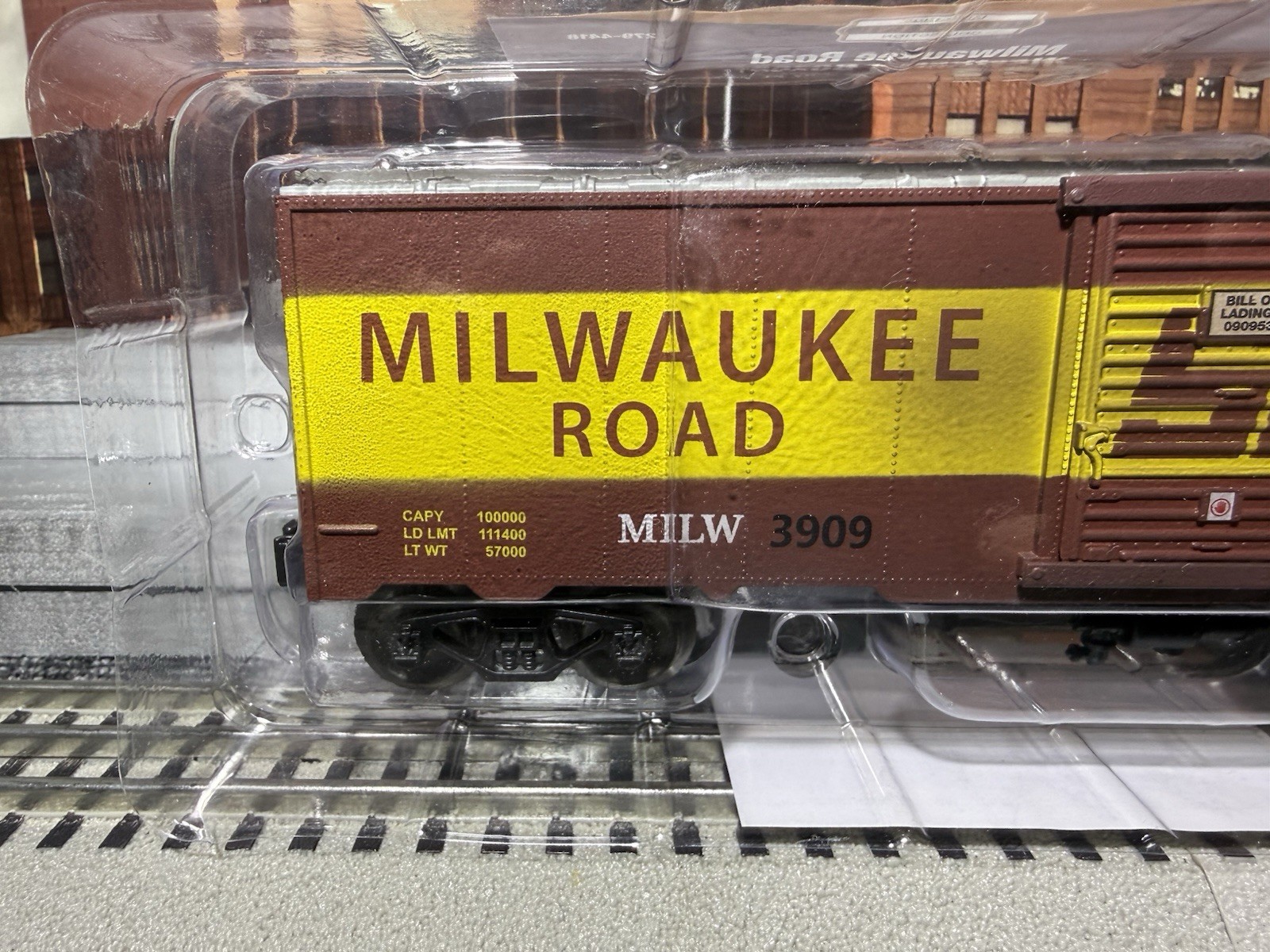 Menards #279-8948 & 279-4418 – Milwaukee Road Coal Hopper & Weathered Boxcar Set