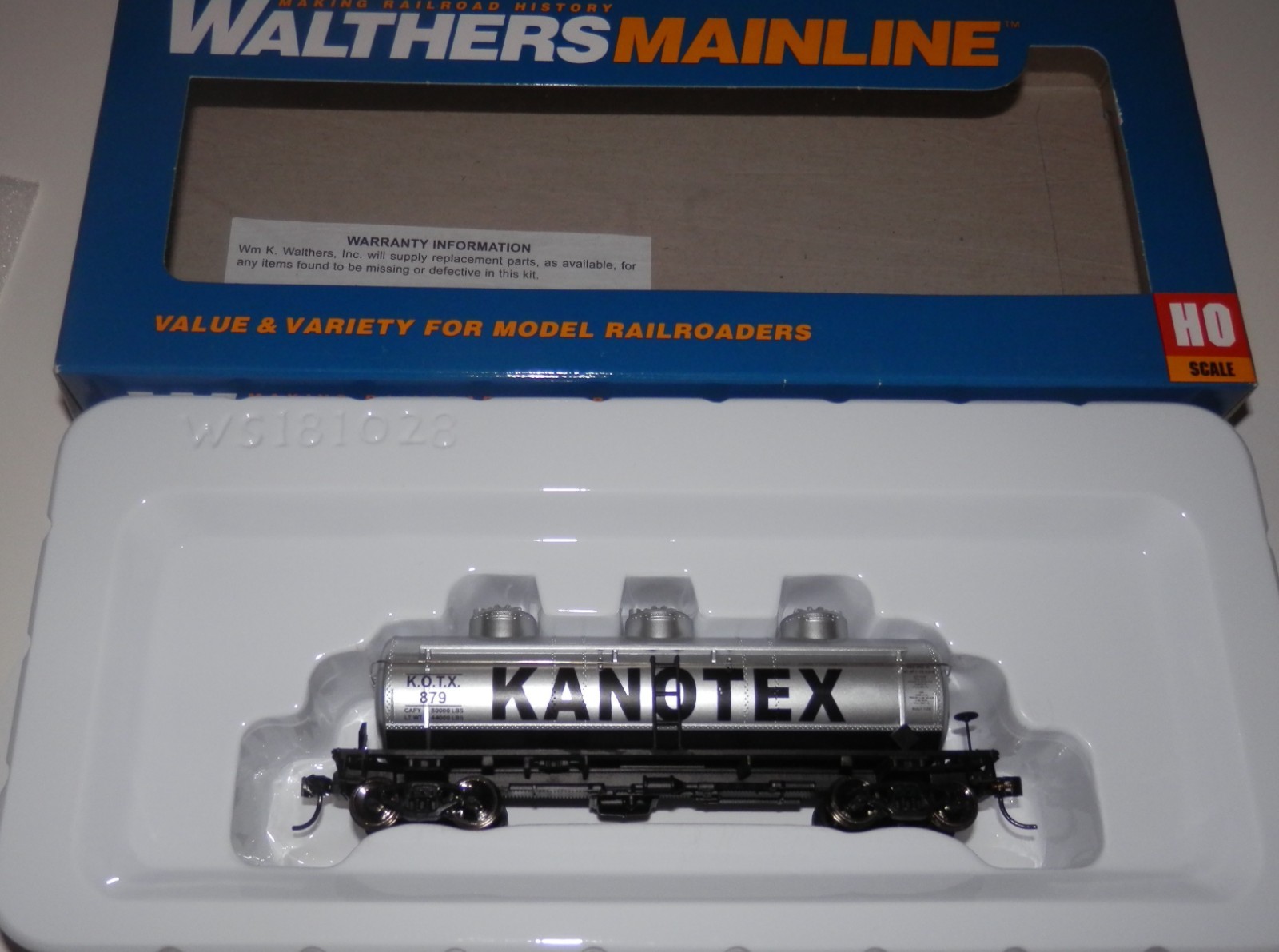 Walthers Mainline HO Scale 36′ Kanotex 879 3-Dome Tank Car #910-1101