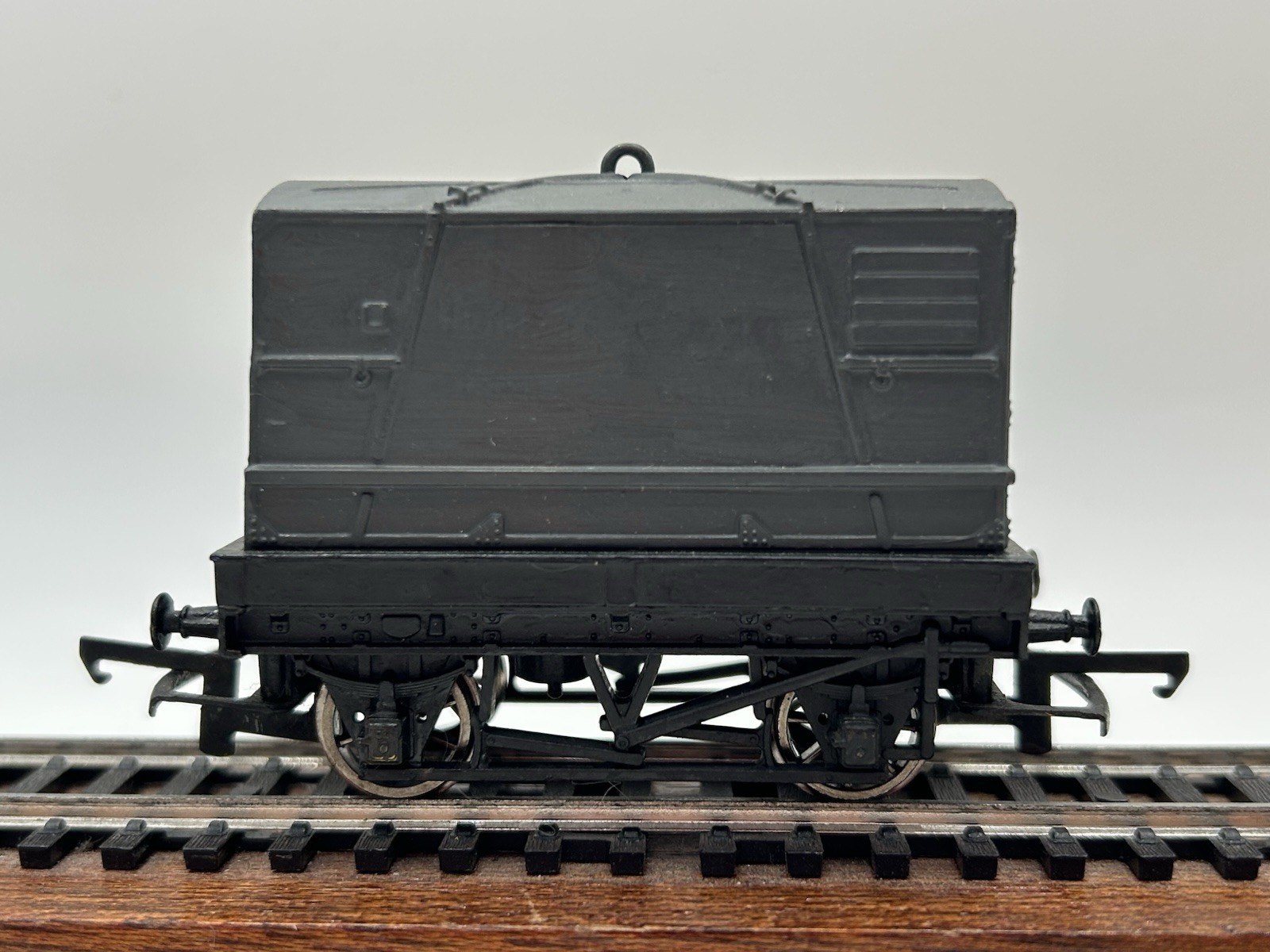 OO Hornby Repainted Flat Cargo Wagon W/ Container Load – (GOOD)
