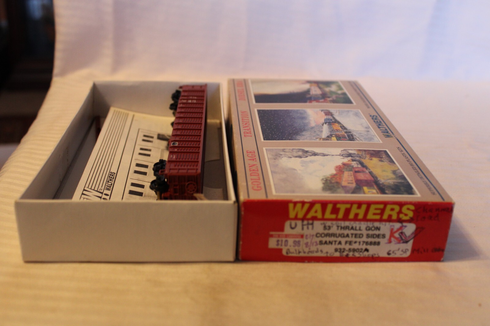 HO Scale Walthers, 53′ Thrall Gondola, Santa Fe, Tuscan Red #176888 – 932-5902