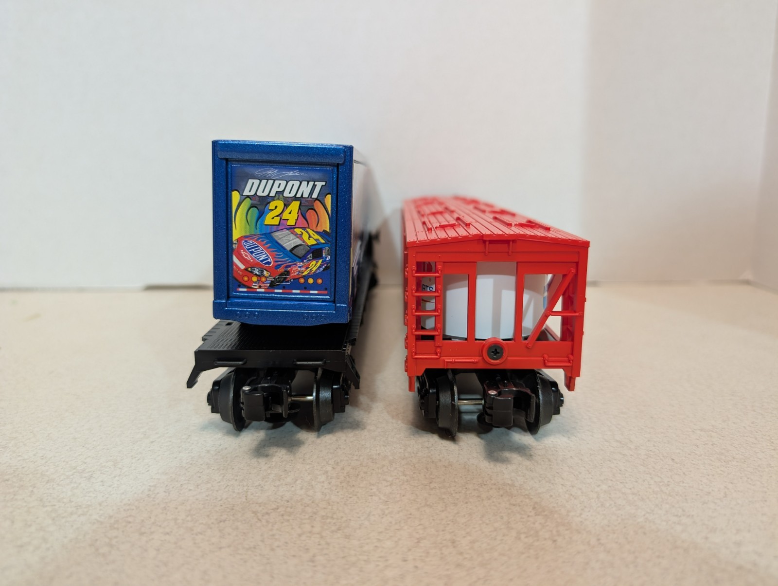 Lionel Lot of (2) Jeff Gordon Cars 6-39449 Vat Car & 6-26341 Flatcar W/ Trailer