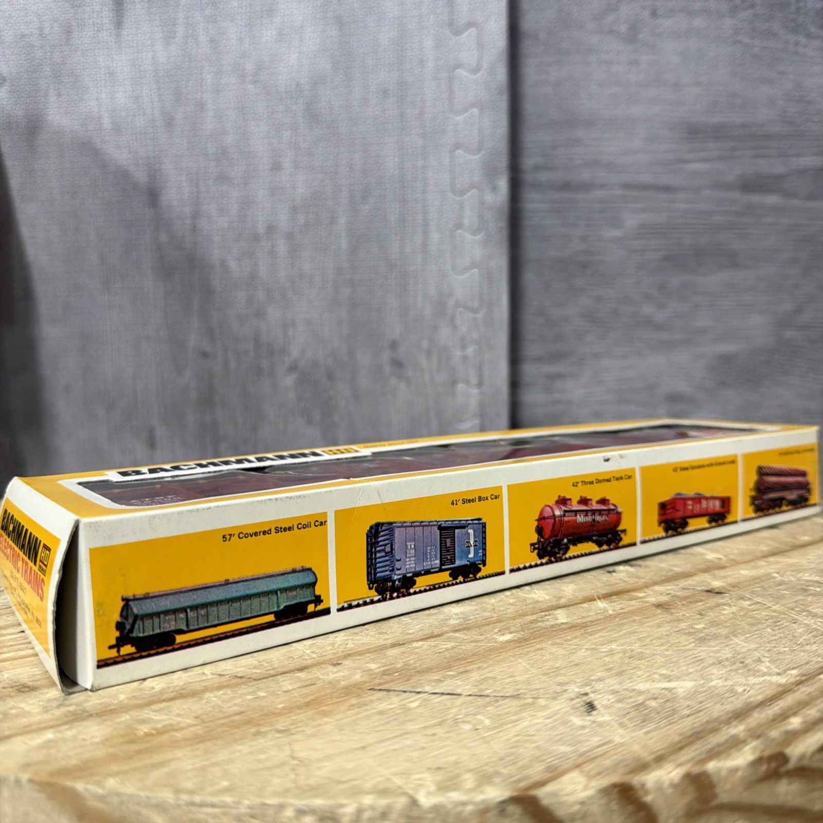 HO Bachmann Model #1265 Santa Fe 89′ Tri-Level Car Transporter Train Model
