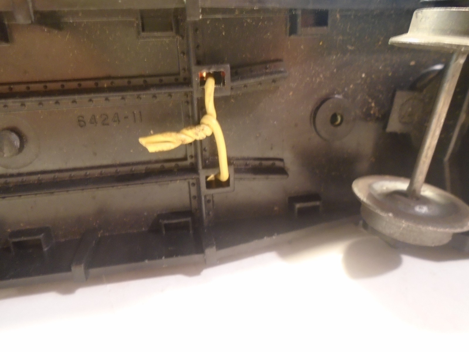 LIONEL 6828 BLACK PLASTIC FLAT CAR WITH REMCO STEEL STAKE BODY TRUCK 5-117-5