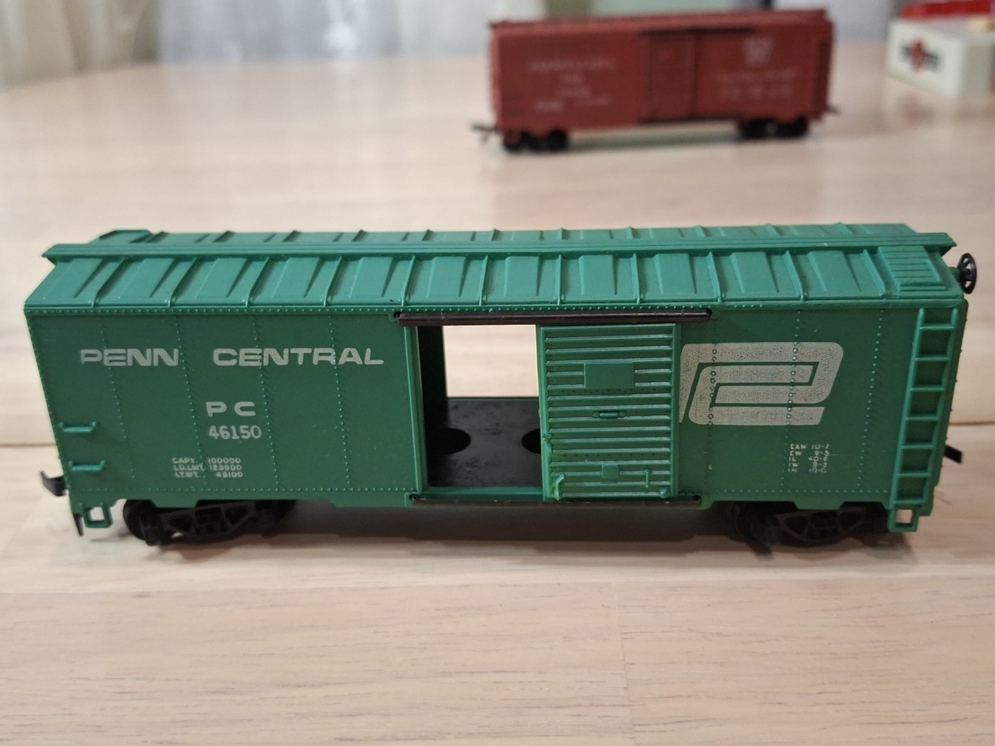 Lot of 5 HO Freight Cars – Mantua + Hong Kong – Boxcars/Gondolas – Working Doors