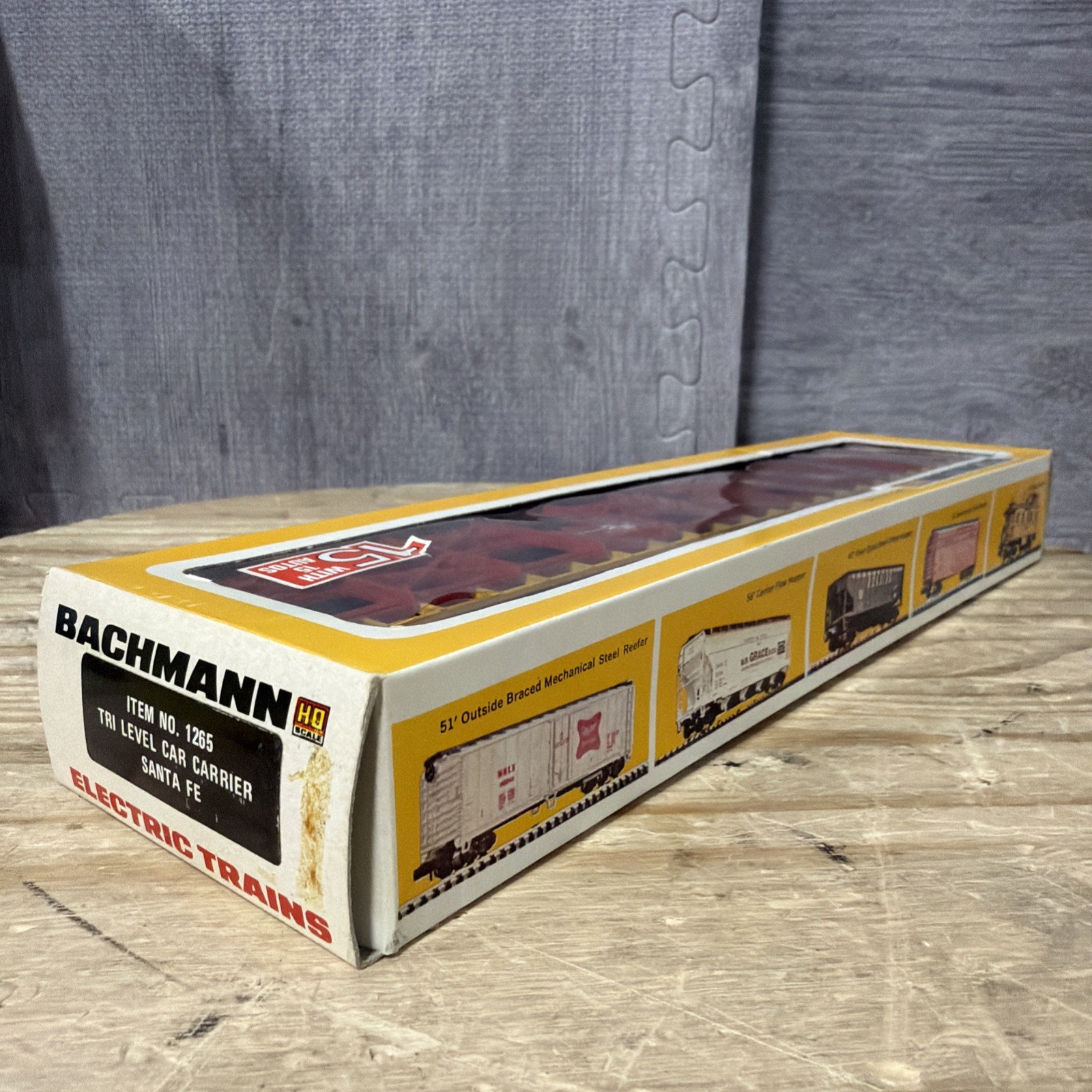 HO Bachmann Model #1265 Santa Fe 89′ Tri-Level Car Transporter Train Model