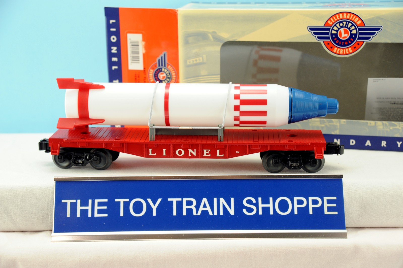 LIONEL 26025 6407 FLATCAR W ROCKET. POSTWAR CELEBRATION SERIES. NEW IN BOX.