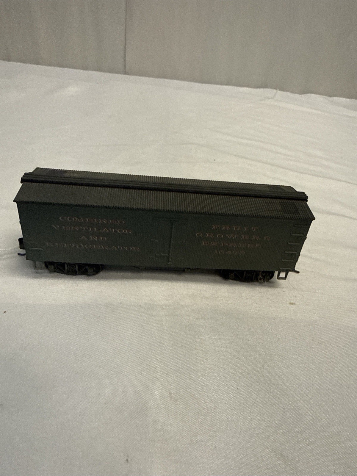 HO Scale Fruit Growers Express Refrigerator Car Model 16473 (NB) 3143