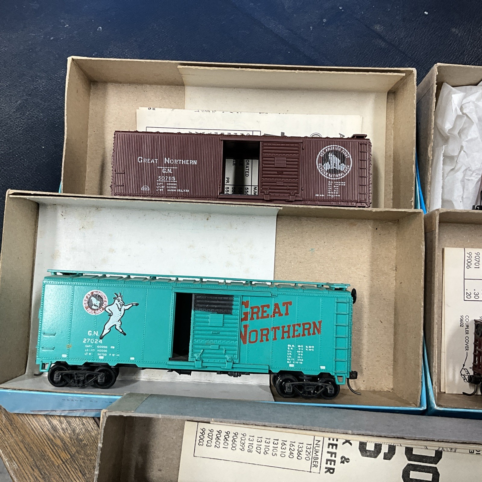 Lot Of 8 HO Great Northern Freight Cars And Caboose