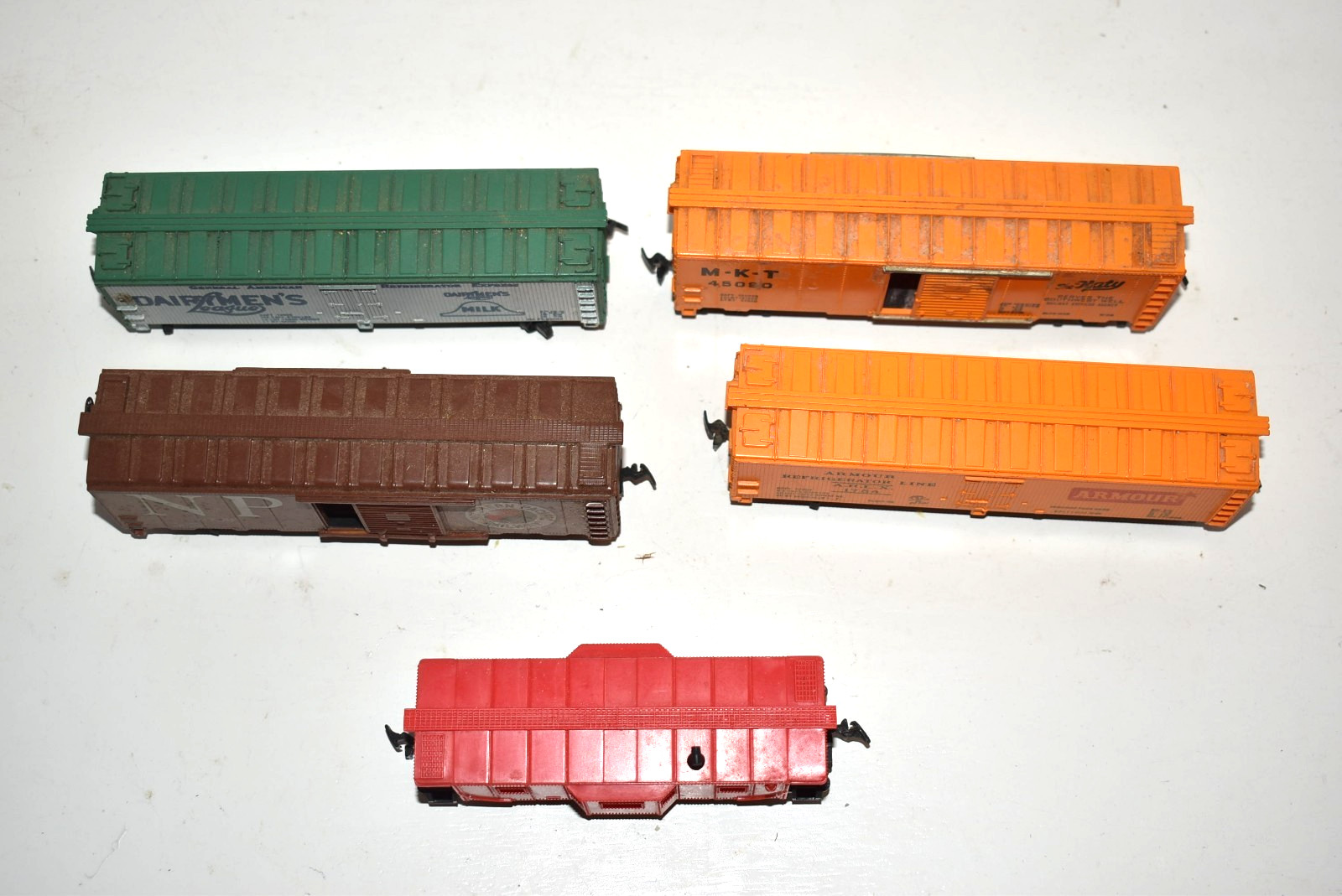 Lot of 4 HO 40 Foot Freight Cars Various Names & Brands + Caboose Model RR