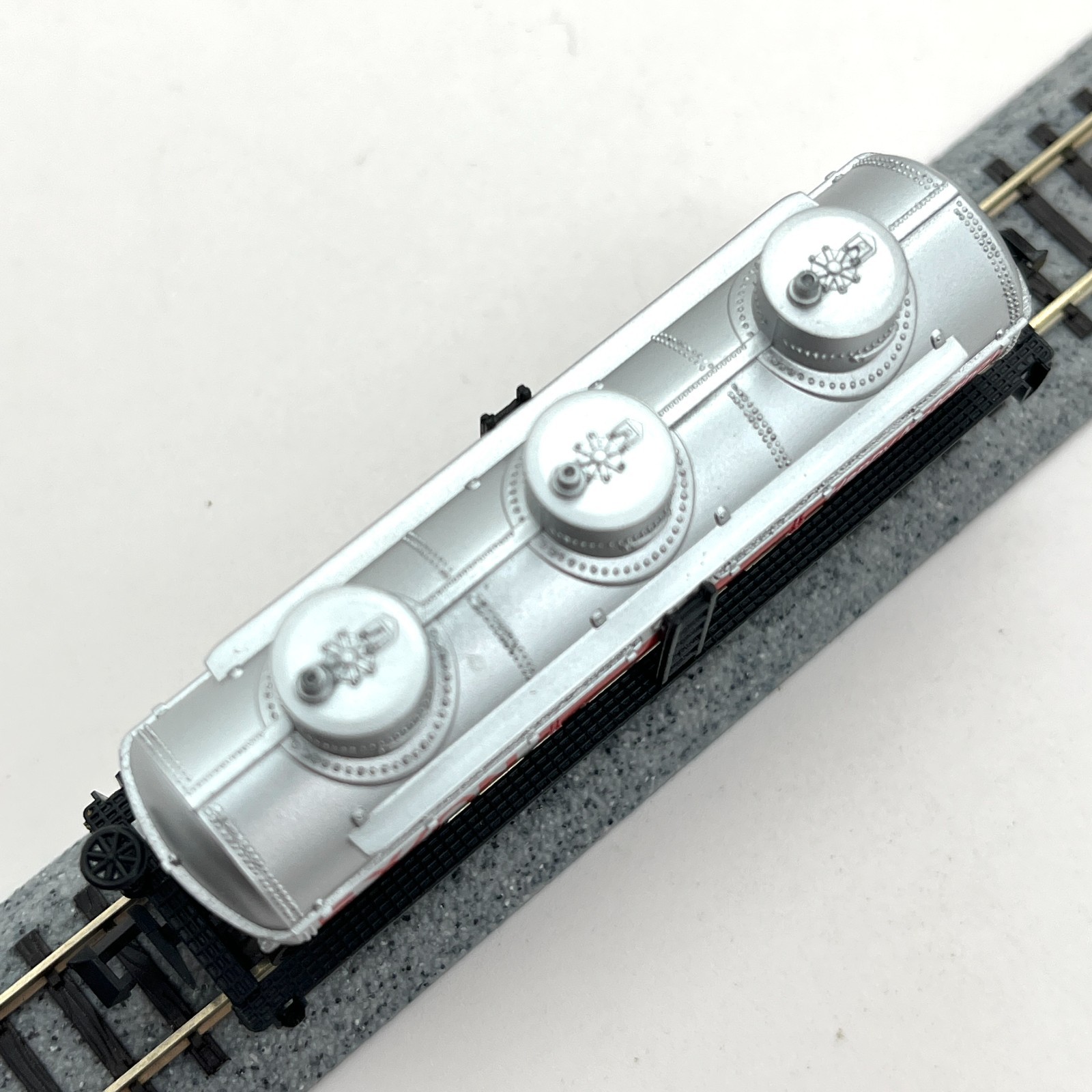 Model Power N Scale 3411 Exxon 3 Dome Chemical Tank Car GATX 46312