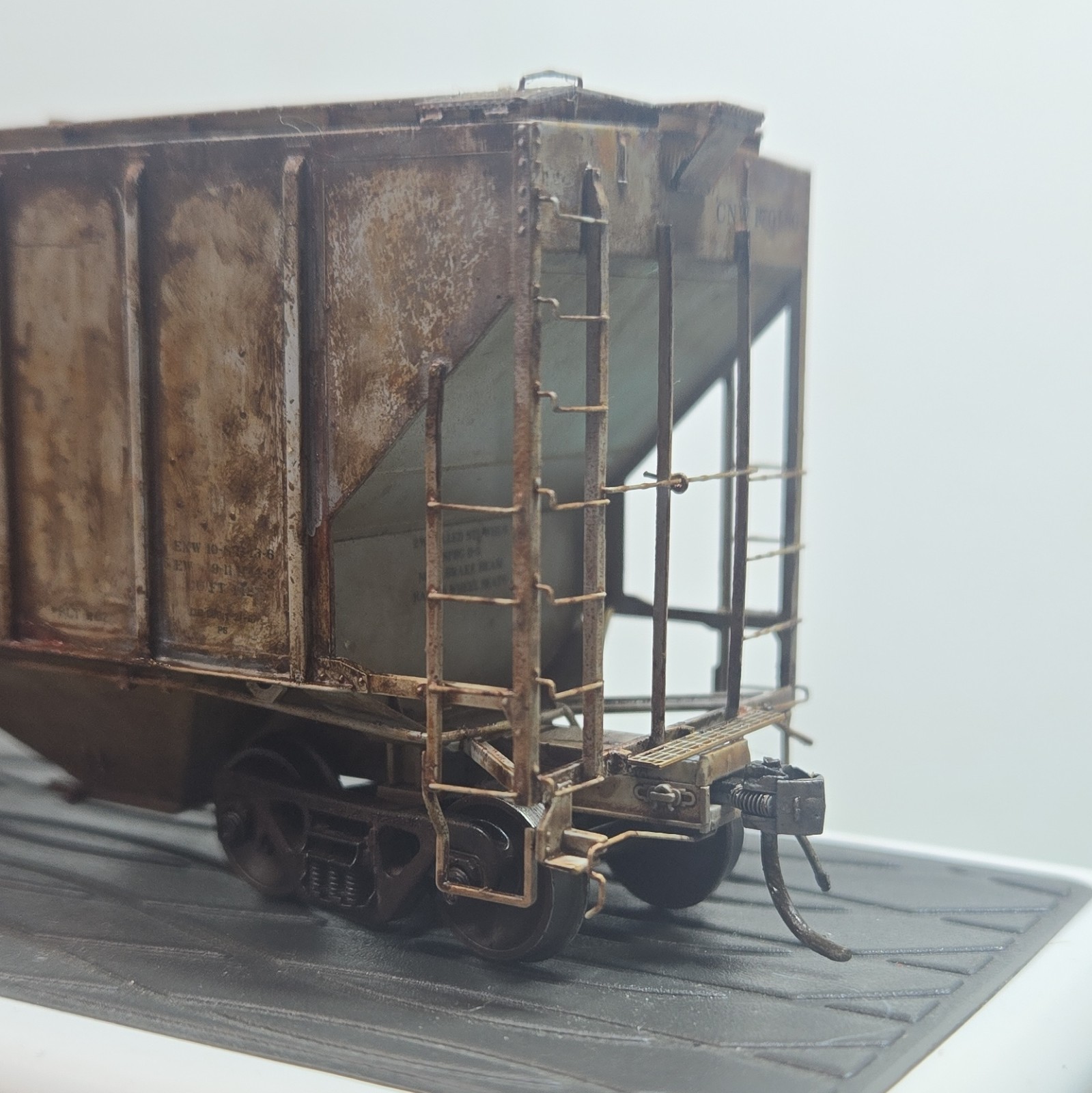 (WEATHERED) Tangent Scale Models HO PS-2 4427 High Side Hopper CNW 170180