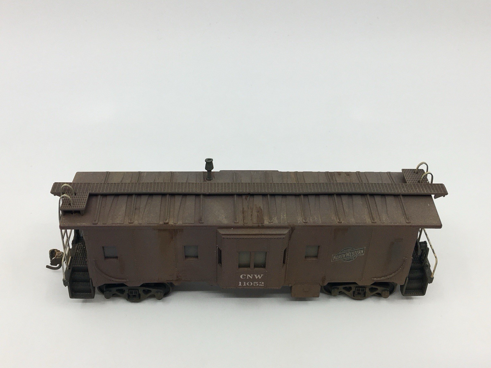 HO Athearn Chicago & North Western Bay Window Caboose CNW #11052 WEATHERED