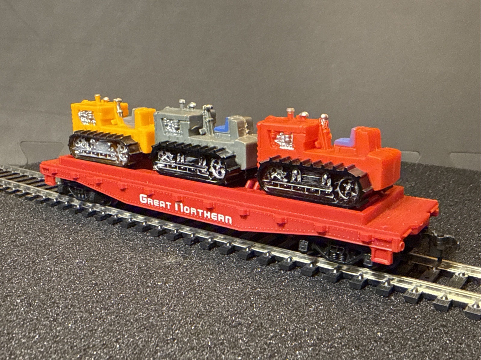 Tyco 351B-HO Scale-Great Northern Skid Flat Car w/ 3 Tractors