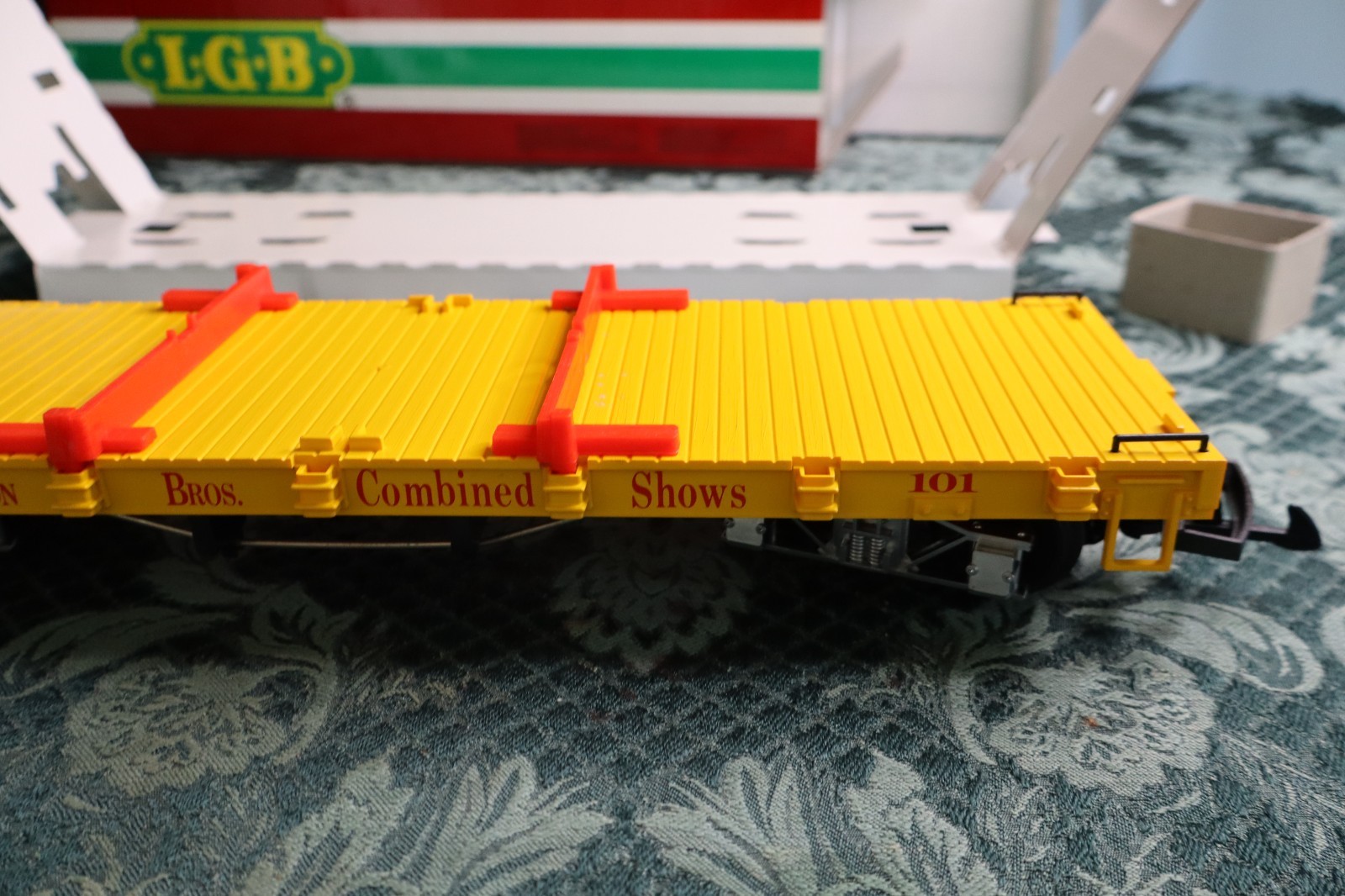 LGB 4160 – DG WILSON BROS CIRCUS LIMITED EDITION FLAT CAR (YELLOW)
