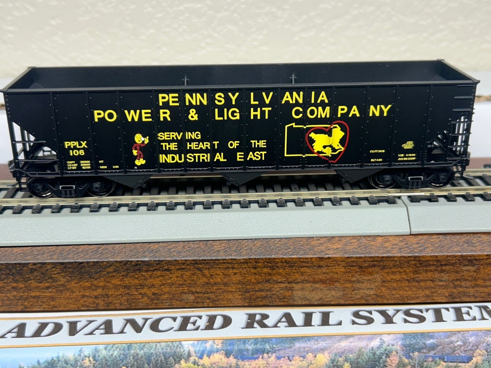 REDDY KILOWATT -PENN POWER & LIGHT 100T 3 BAY COAL HOPPER HO SCALE GOLD LINE NEW