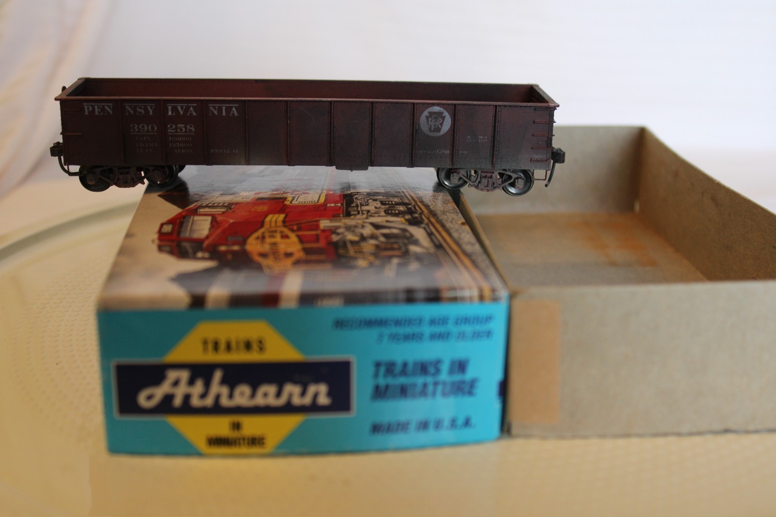 HO Scale Athearn 40′ Work Train Gondola Car, Pennsylvania, Tuscan Red #390258